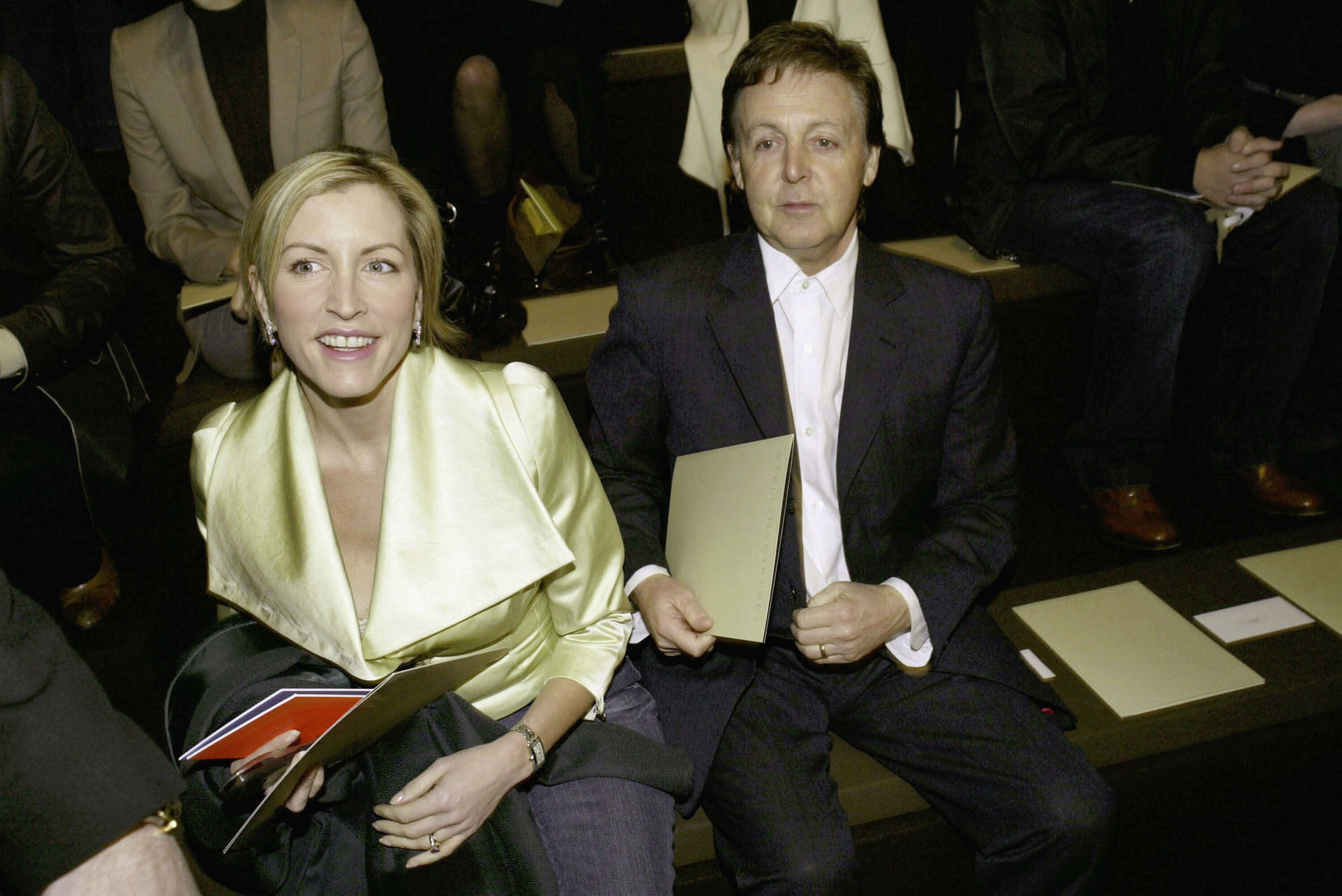 Paul McCartney und Heather Mills besuchen Stella McCartneys Ready-To-Wear Herbst/Winter 2004/2005 Kollektion am 7. März 2004 in Paris, Frankreich | Quelle: Getty Images
