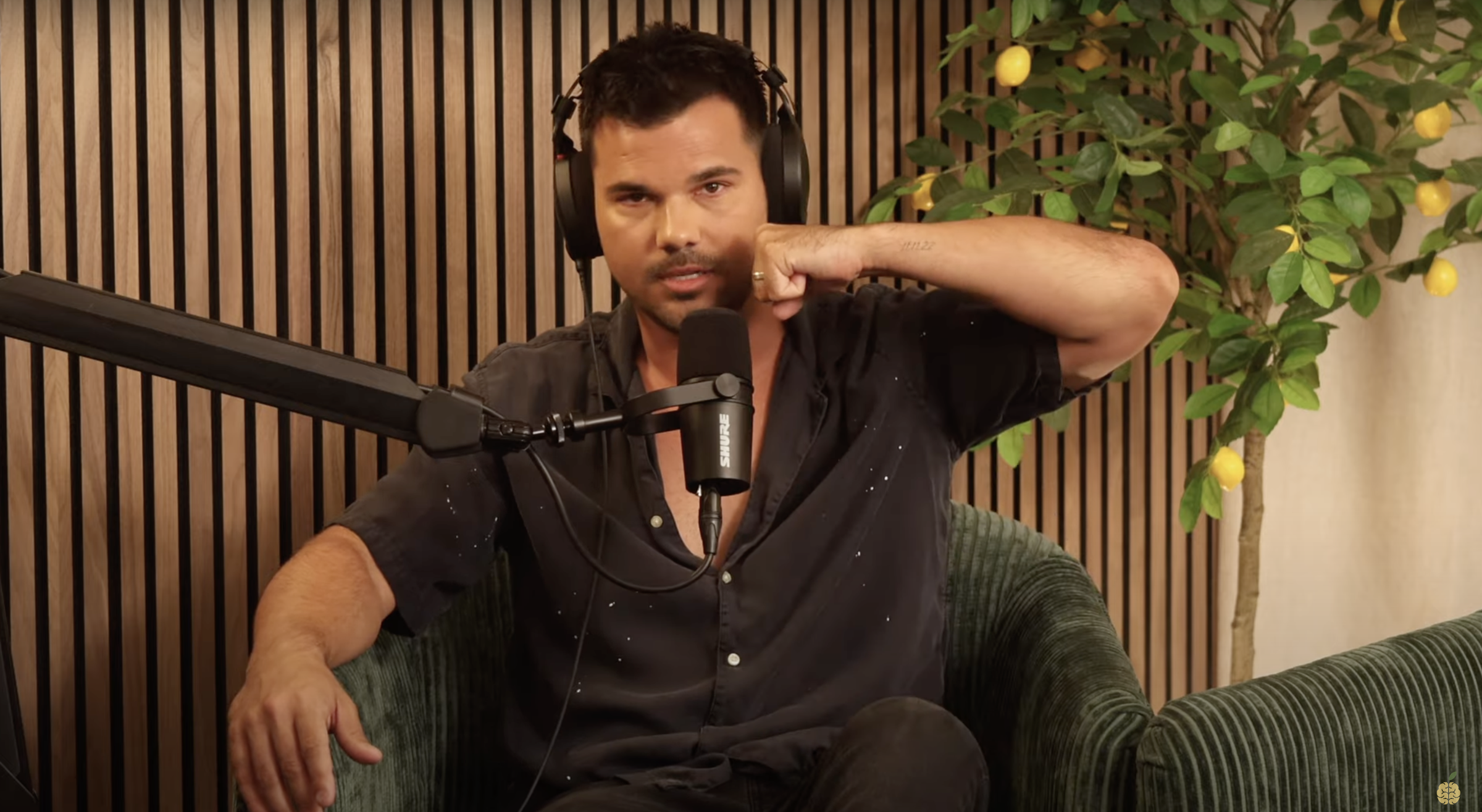 Taylor Lautner, zu sehen in einem Video vom 3. Juli 2024 | Quelle: YouTube/thesqueeze