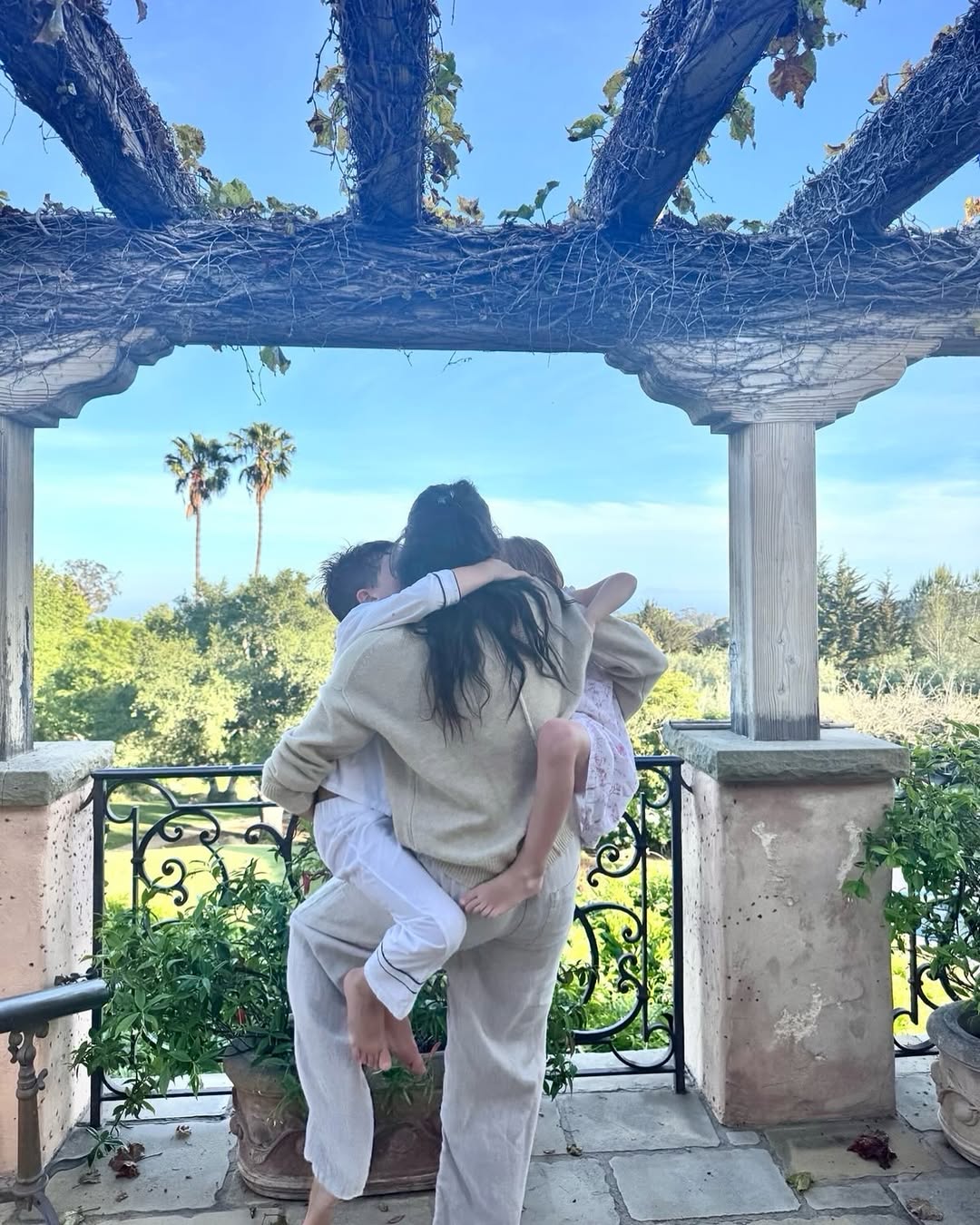 Prinz Archie, Meghan, Herzogin von Sussex, und Prinzessin Lilibet aus einem Beitrag vom 11. Mai 2025. | Quelle: Instagram/meghan