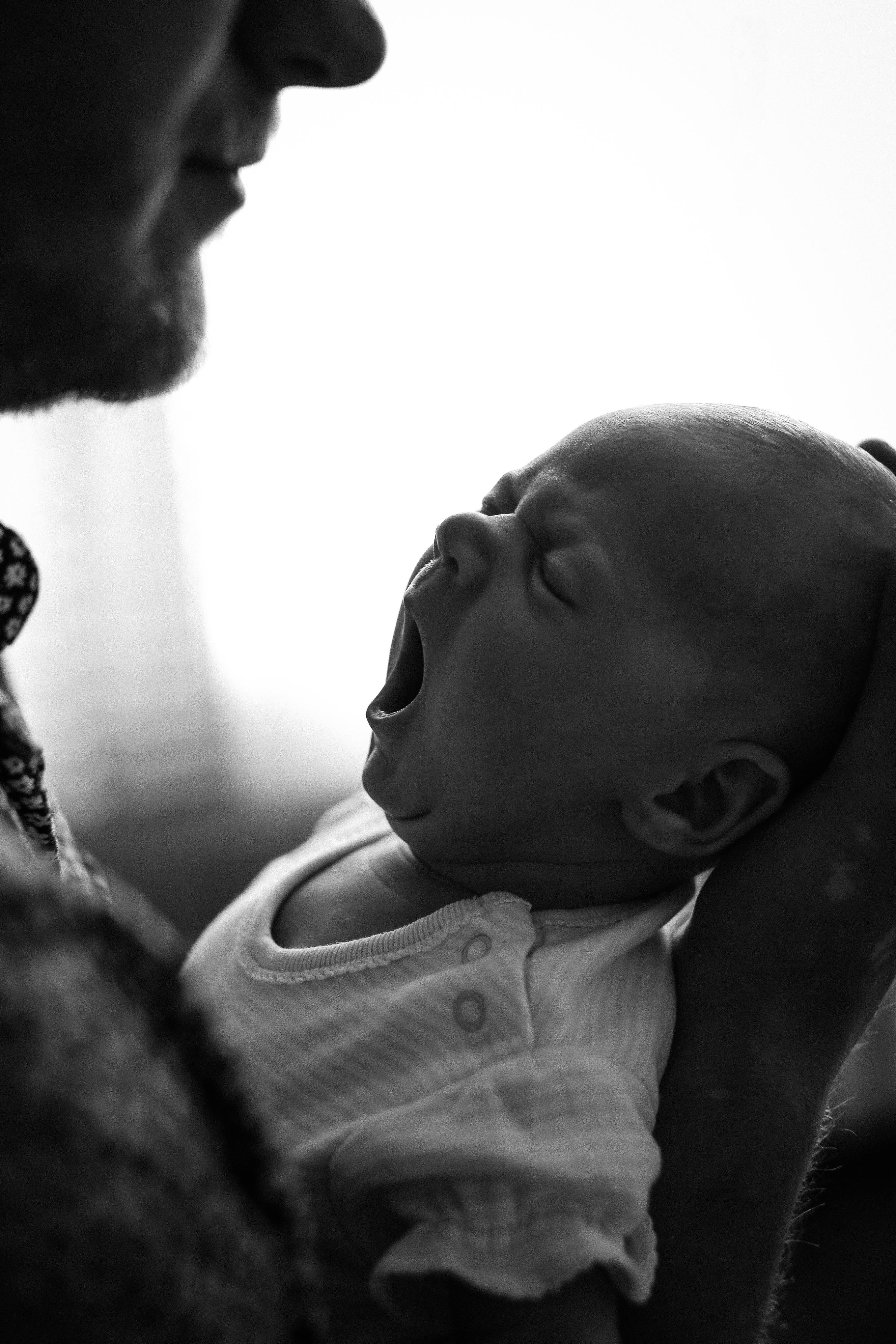 Mann hält ein Baby. Nur zu Illustrationszwecken | Quelle: Pexels