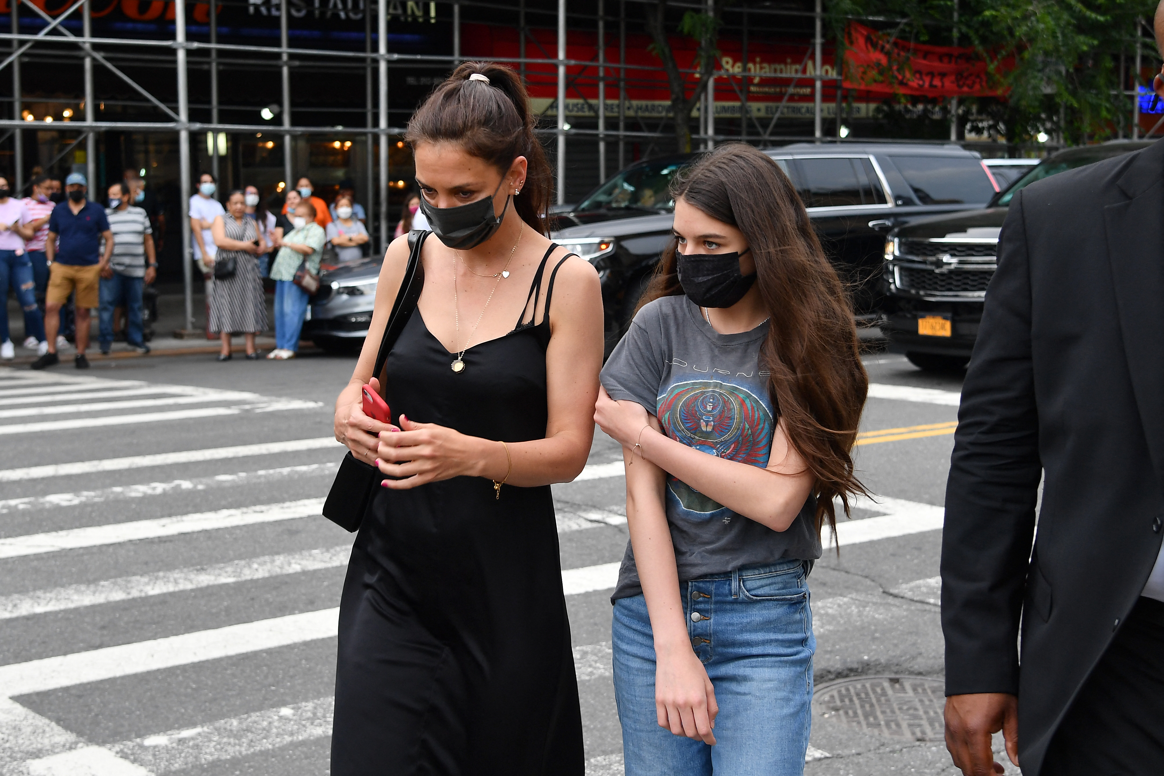 Katie Holmes und Suri besuchten die Premiere von "In The Heights" während des Tribeca Festivals am 9. Juni 2021 in New York. Das Mutter-Tochter-Duo hatte einen seltenen gemeinsamen Auftritt in der Öffentlichkeit, bei dem sie ihre enge Verbundenheit zeigten, während Suri zu einer jungen Erwachsenen heranwuchs. | Quelle: Getty Images