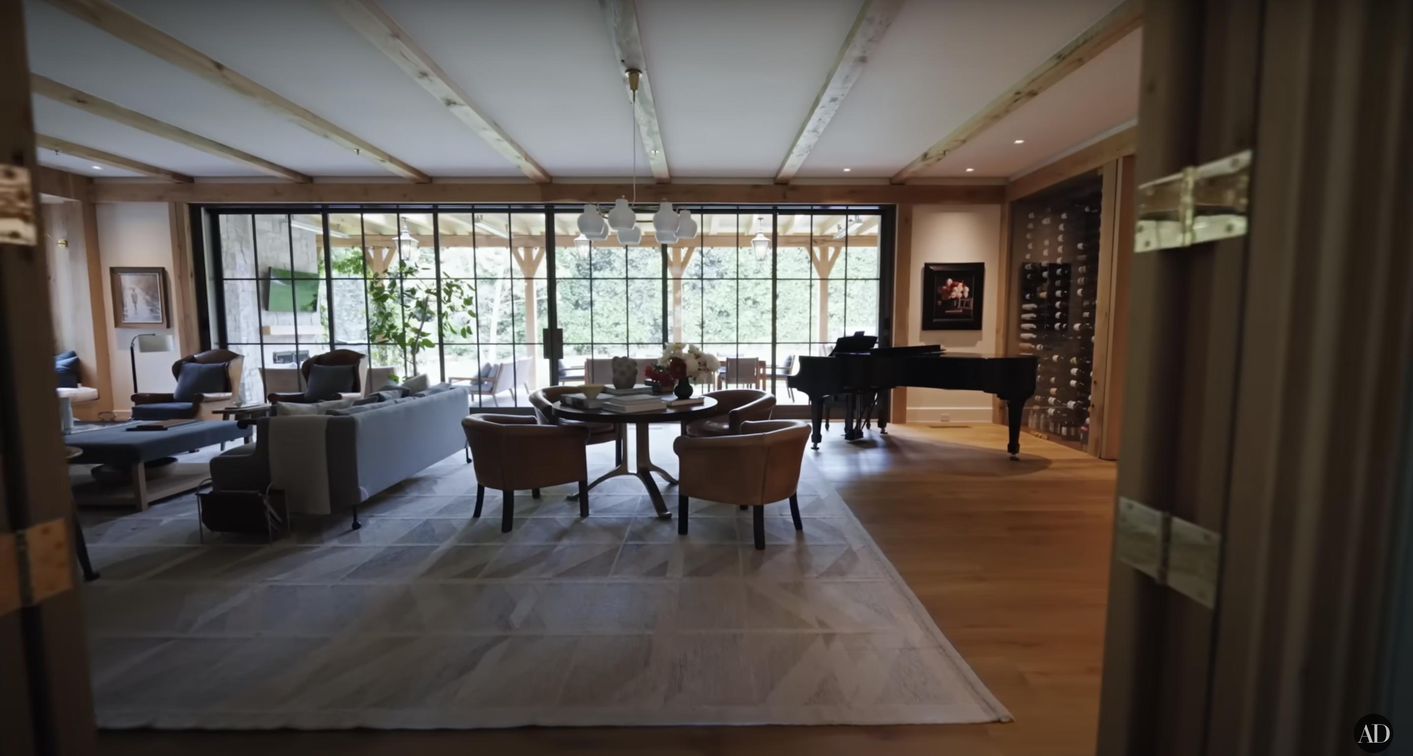 Jennifer Garners Wohnzimmer in ihrem Farmhaus in Los Angeles, datiert auf den 3. September 2024 | Quelle: YouTube/@Archdigest