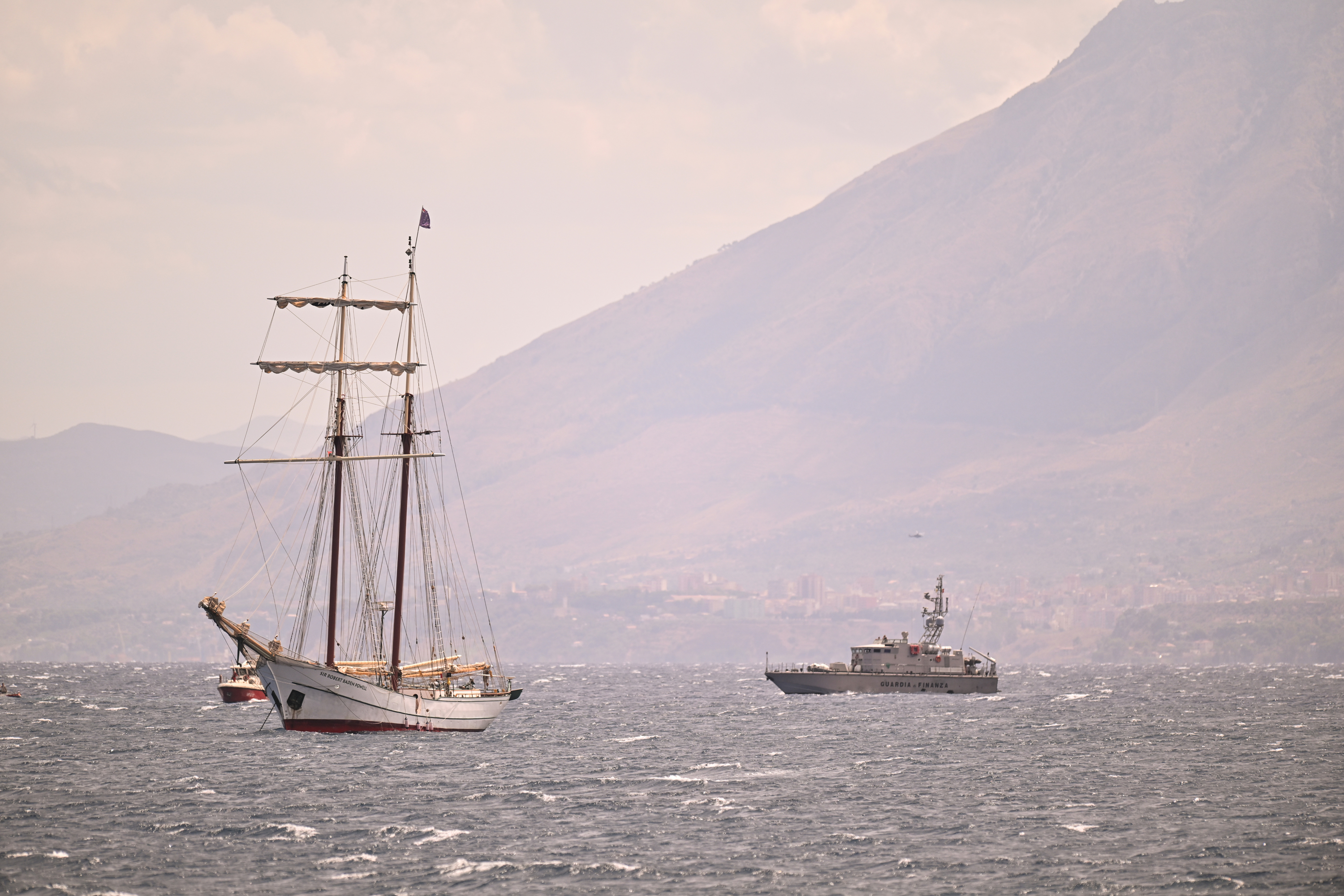 Ein Schiff der Küstenwache und ein privates Segelboot helfen bei der Suche nach vermissten Passagieren in Porticello, Italien am 19. August 2024 | Quelle: Getty Images