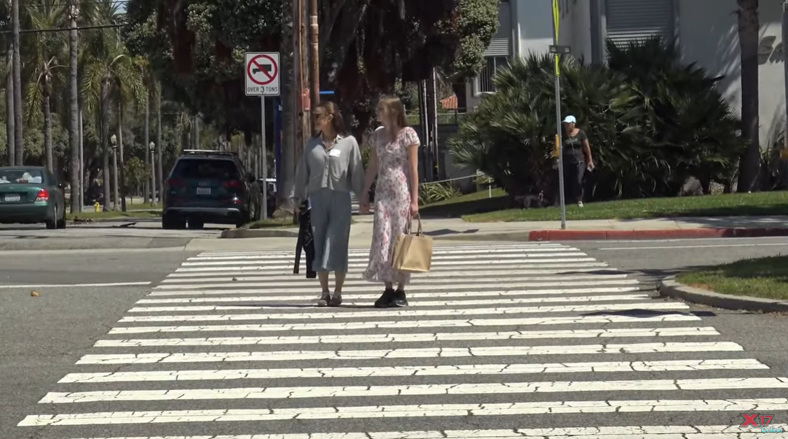 Jennifer Garner und Violet Affleck beim Überqueren einer Straße in Santa Monica, Kalifornien, zu sehen auf einem Video, das am 6. Mai 2024 geteilt wurde | Quelle: YouTube/x17online