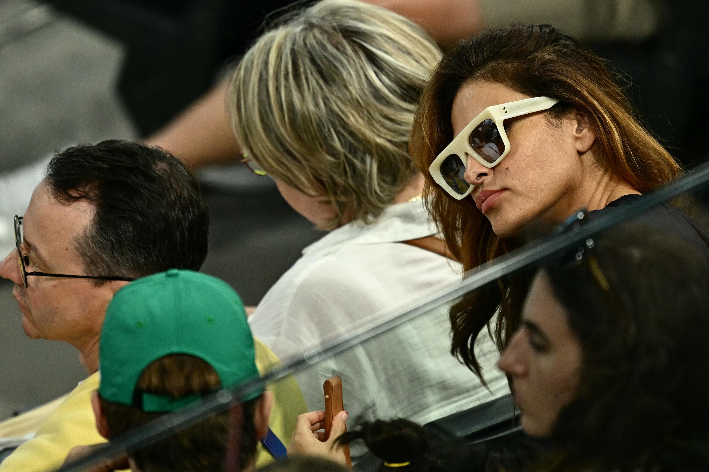 Eva Mendes besucht das Barrenfinale der Frauen im Kunstturnen in der Bercy Arena während der Olympischen Spiele Paris 2024 am 4. August 2024 | Quelle: Getty Images