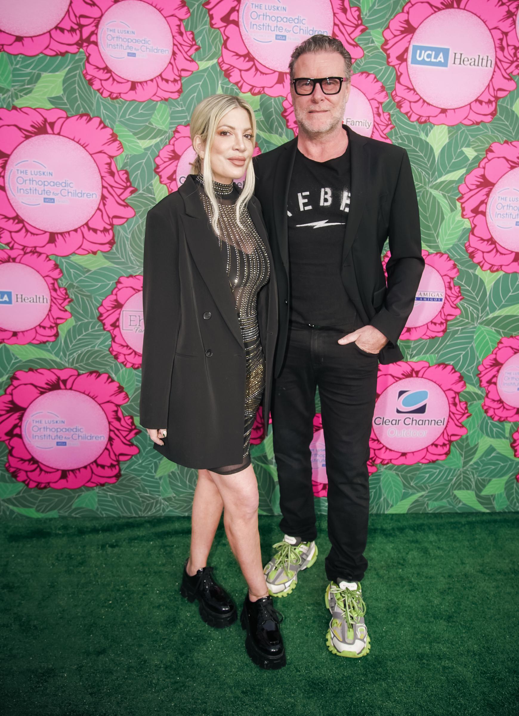 Das jüngste Wiedersehen von Tori Spelling und Dean McDermott anlässlich der Abschlussfeier fand nach Jahren öffentlicher Höhen und Tiefen statt, darunter ihre Trennung im Jahr 2023 und die endgültige Scheidung im Jahr 2025. Der gemeinsame Auftritt des ehemaligen Paares an der Seite von Stella verlieh diesem Familienmoment für langjährige Fans eine ganz besondere Bedeutung. | Quelle: Getty Images