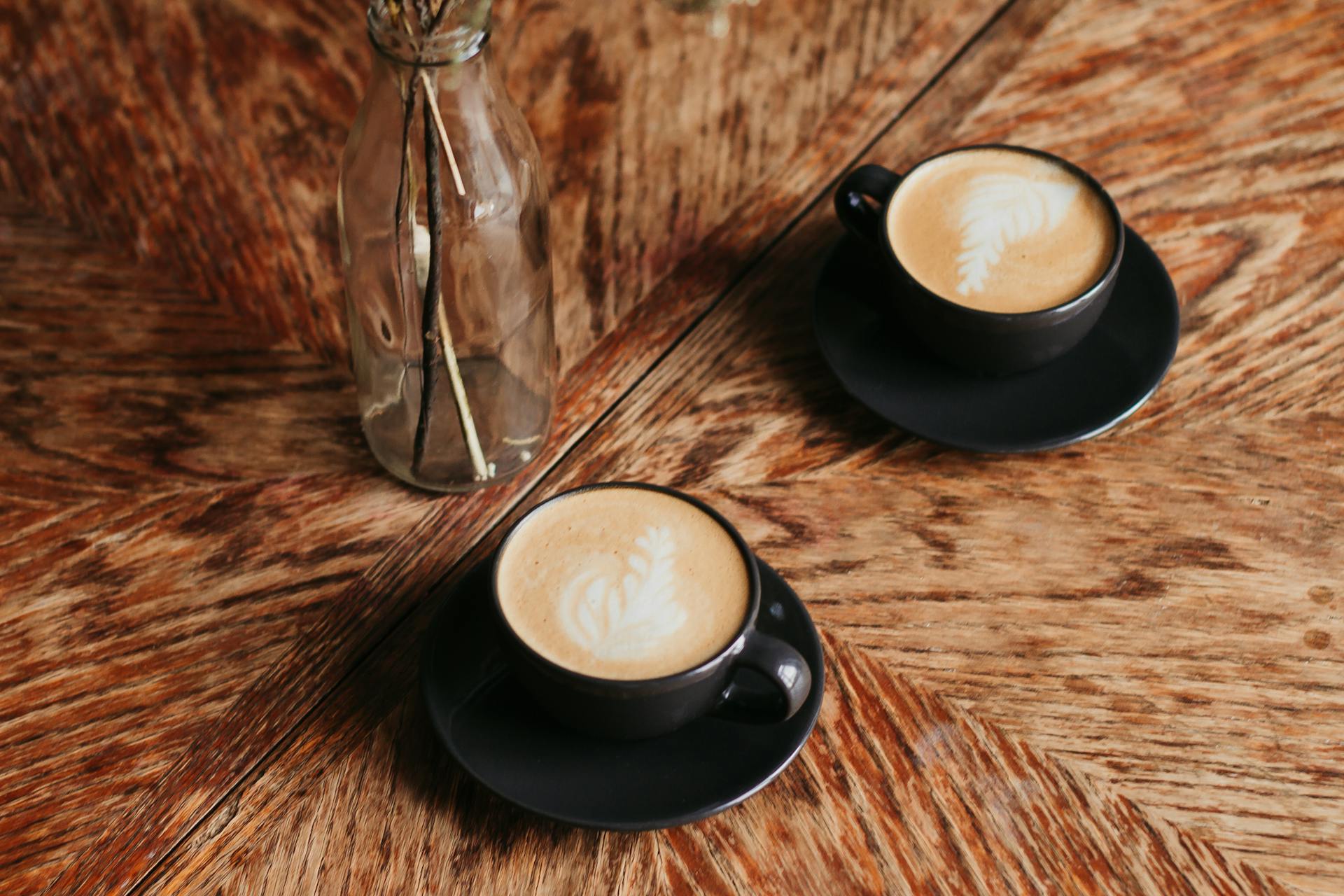 Zwei Kaffeebecher | Quelle: Pexels