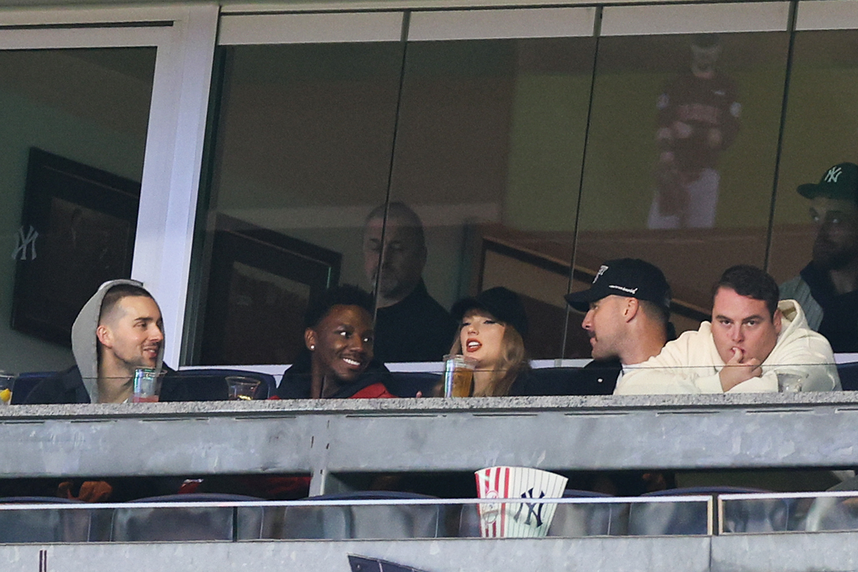 Jerrod Carmichael, Taylor Swift und Travis Kelce besuchen Spiel eins der American League Championship Series im Yankee Stadium am 14. Oktober 2024 in New York City | Quelle: Getty Images