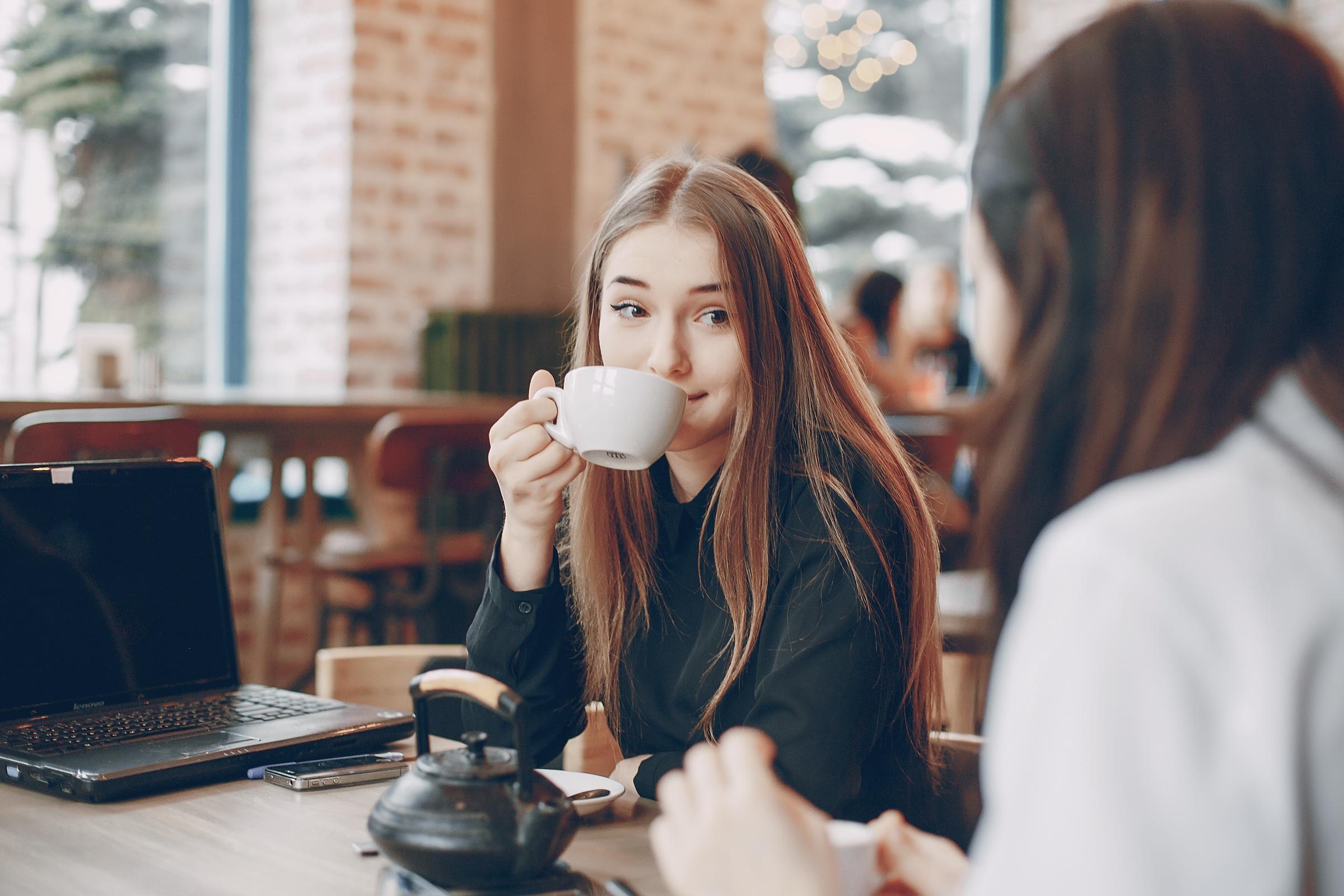 Eine Frau trinkt Kaffee | Quelle: Freepik