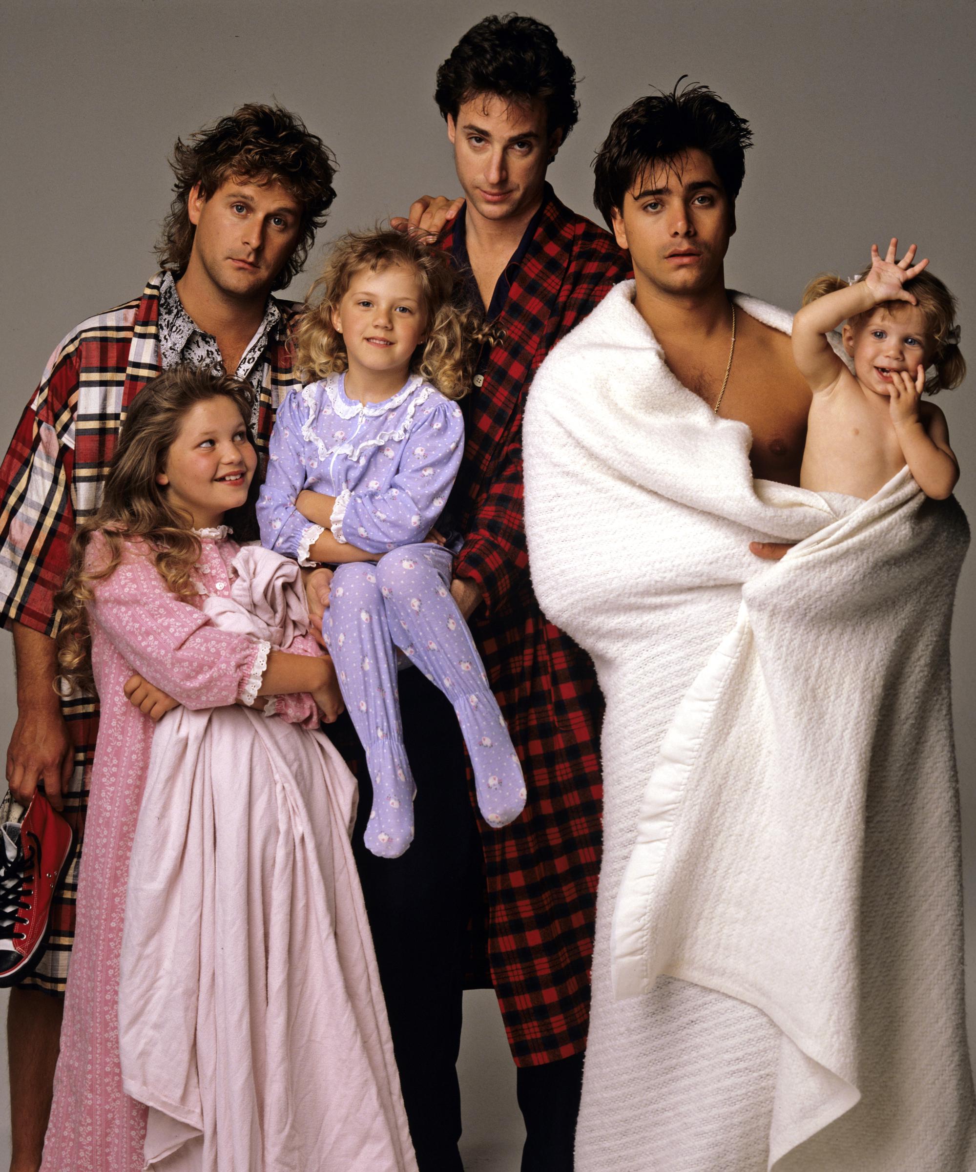 Dieses Werbefoto zeigt die ursprüngliche Tanner-Familie, bevor in späteren Staffeln mehrere neue Figuren zum Haushalt hinzukamen. Während sich die Besetzung im Laufe der Jahre komplett verändert hat, haben sich zwei bekannte Gesichter jahrzehntelang aus dem Rampenlicht ferngehalten, sodass selbst der einfachste öffentliche Auftritt für großes Aufsehen sorgt. | Quelle: Getty Images