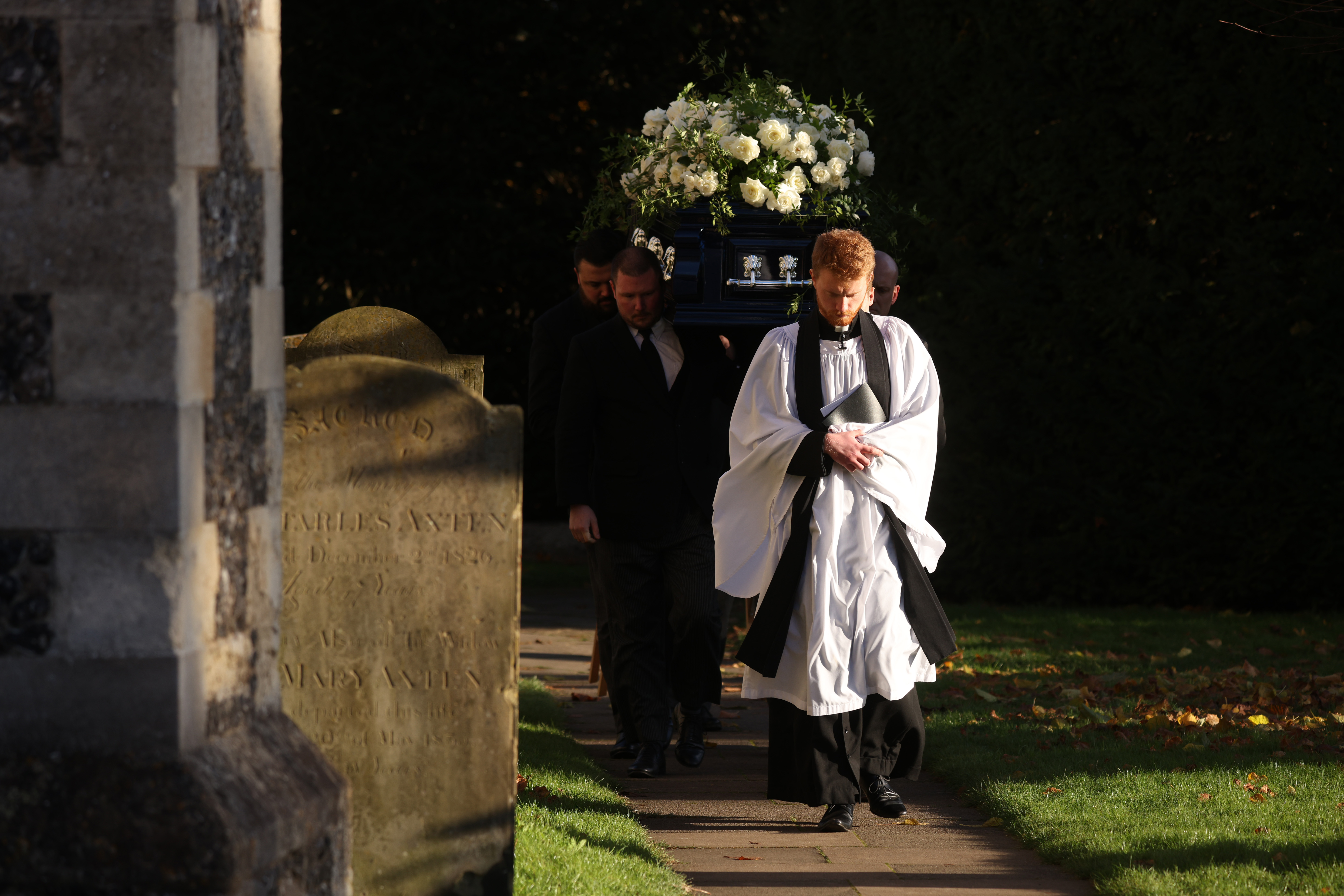 Ein Priester führt den Sarg nach der Beerdigung von Liam Payne in Amersham, Vereinigtes Königreich, am 20. November 2024 hinaus | Quelle: Getty Images