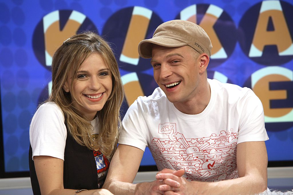 Tanja Mairhofer und Lukas Koch – Moderatoren des Kinderfernsehsenders KI.KA LIVE von ARD und ZDF, 2007 | Quelle: Getty Images