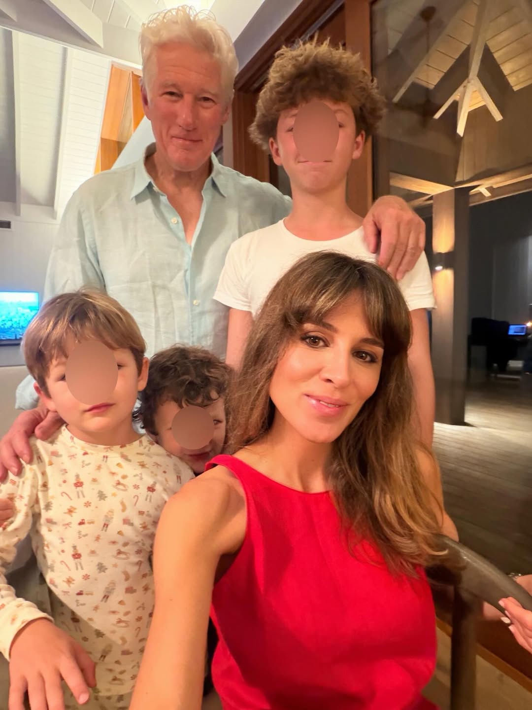 Richard Gere und Alejandra Silva posieren mit ihren Kindern im spanischen Zuhause der Familie, wo freiliegende Balken, Holzakzente und eine warme Beleuchtung eine gemütliche Atmosphäre für Familienfeiern schaffen. | Quelle: Instagram/alejandragere