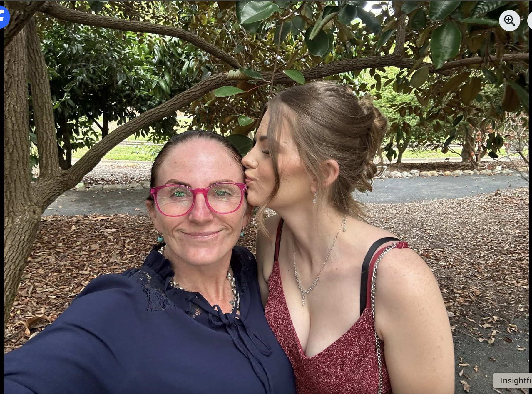 Pheobe Bishop küsst ihre Mutter, Kylie Johnson, auf einem Foto vom 18. Mai 2025 | Quelle: Facebook/kyliezbishop