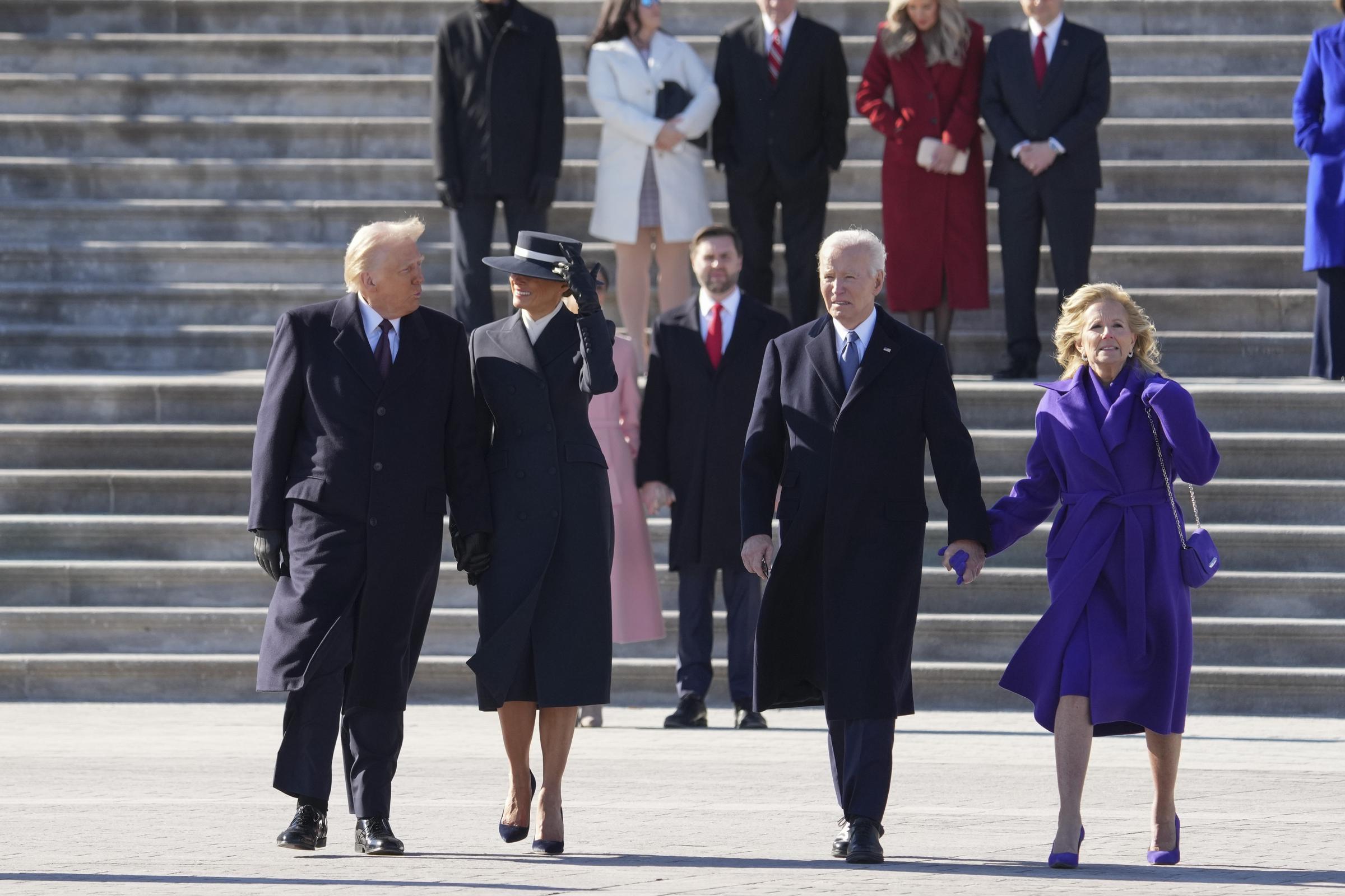 Donald Trump und Melania Trump begleiten Joe Biden und Jill Biden zu einem Hubschrauber der US-Marine, als die Bidens das US-Kapitol verlassen | Quelle: Getty Images