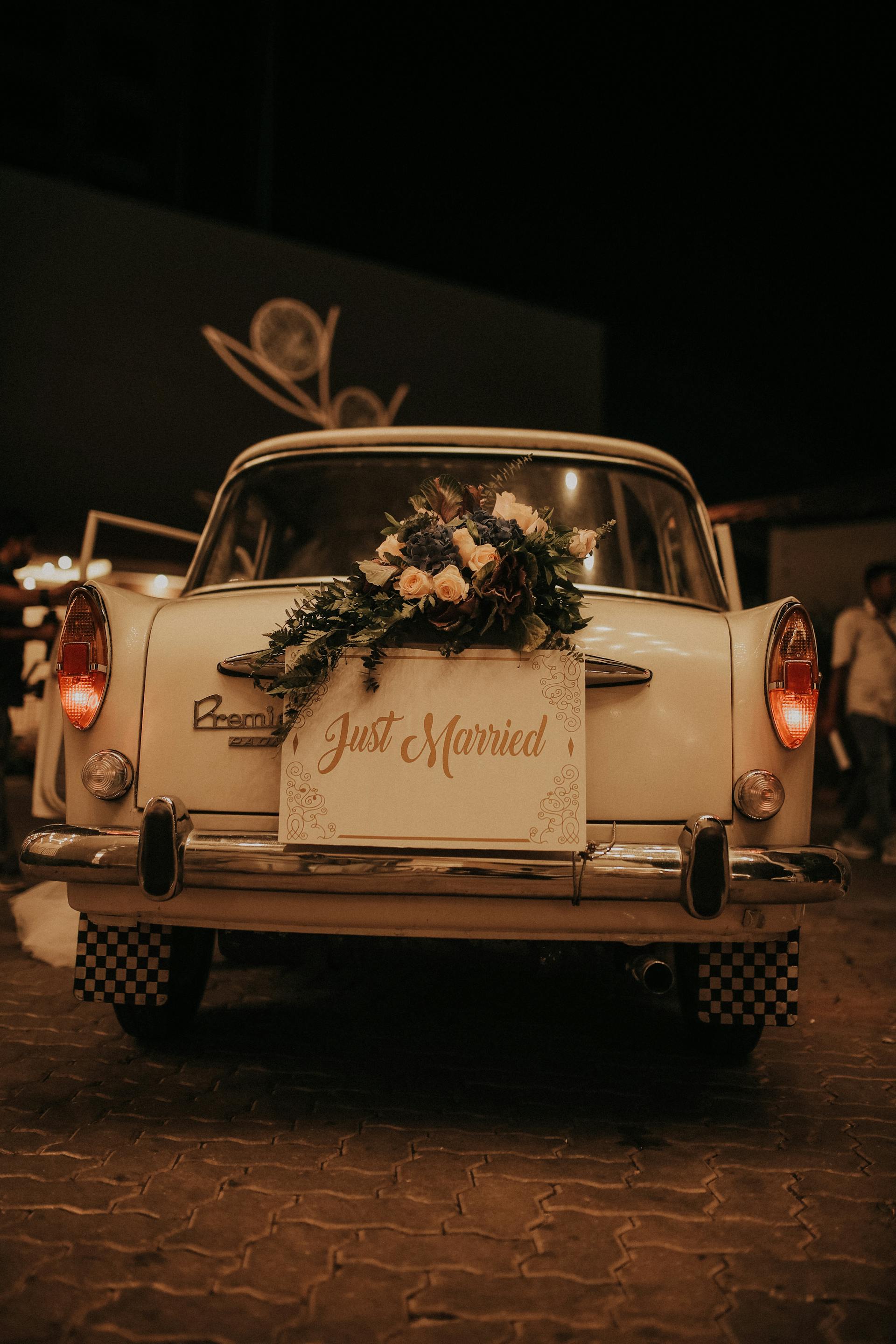 "Just Married"-Schild auf einem Oldtimer | Quelle: Pexels