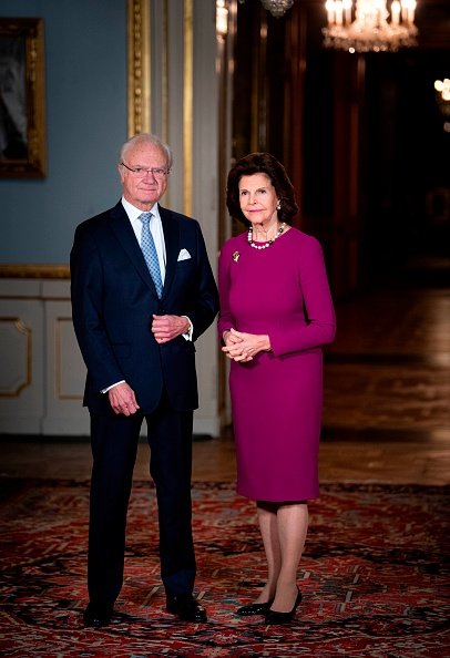König Carl XVI. Gustaf von Schweden und Königin Silvia von Schweden posieren vor dem königlichen Schloss in Stockholm, Schweden, am 3. Dezember 2020 | Quelle: Getty Images