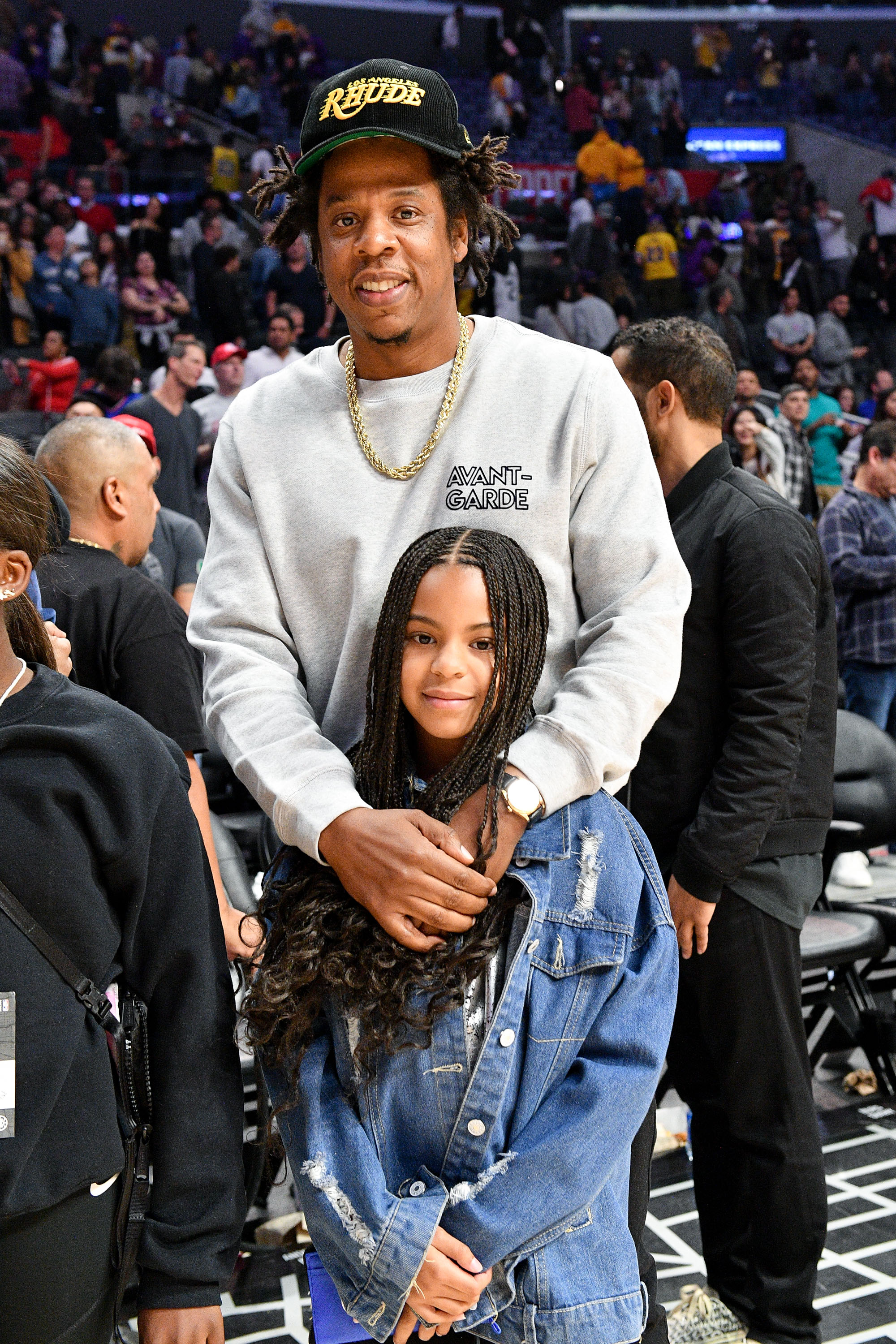 Jay-Z und Blue Ivy Carter besuchen ein Basketballspiel am 8. März 2020 in Los Angeles, Kalifornien. | Quelle: Getty Images