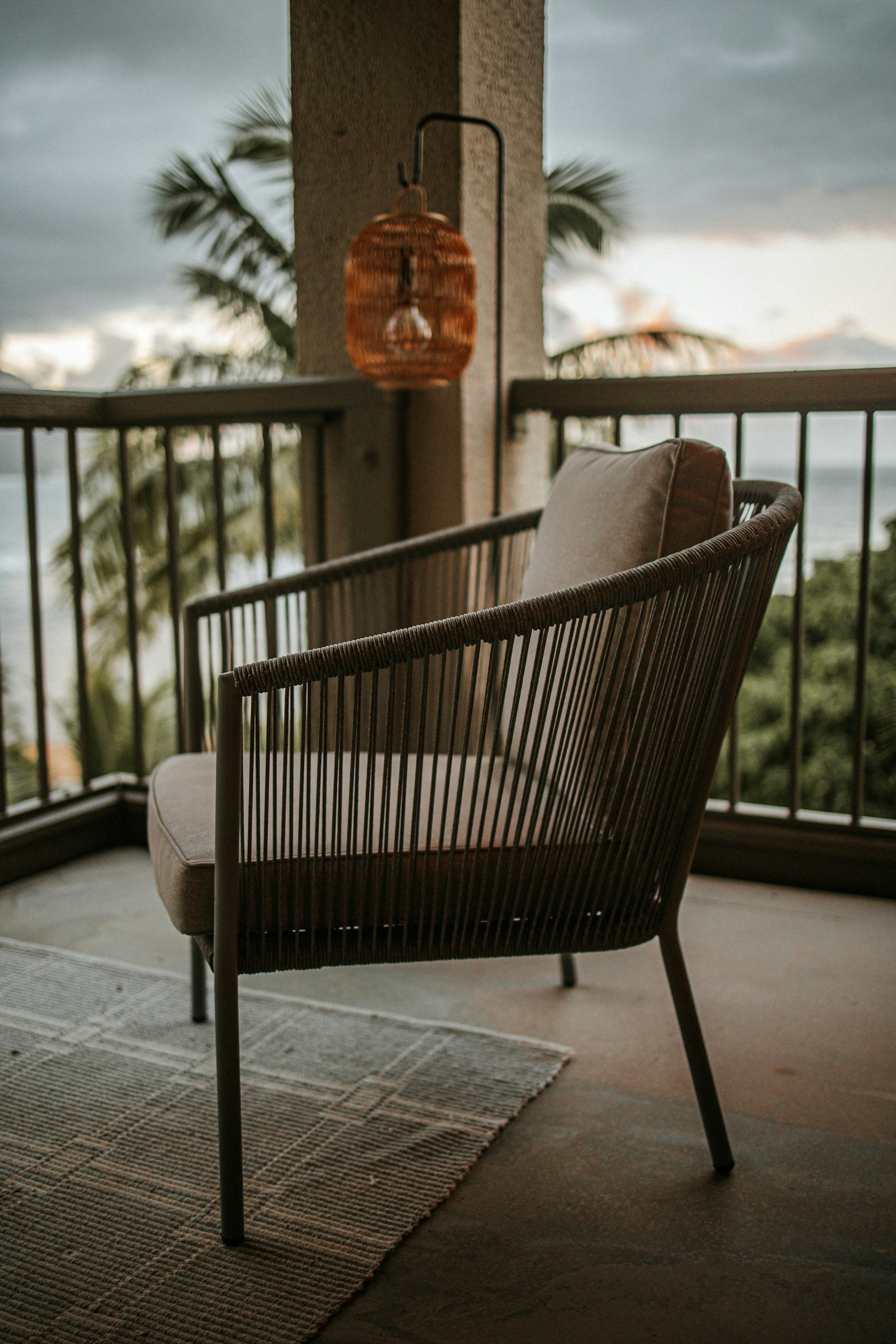 Ein leerer Stuhl auf der Veranda | Quelle: Unsplash