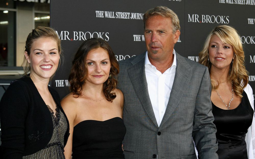 Kevin Costner, Ehefrau Christine und seine Töchter Lily und Annie bei der Premiere von "Mr. Brooks" in Los Angeles 2007 | Quelle: Getty Images 