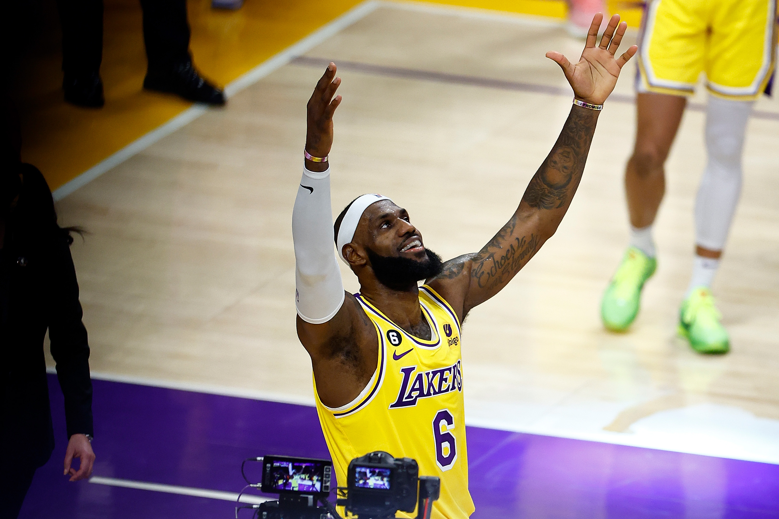 LeBron James reagiert, nachdem er Kareem Abdul-Jabbars Karriere von 38.387 Punkten übertroffen hat und damit der beste Scorer der NBA aller Zeiten wird, am 7. Februar 2023 in Los Angeles, Kalifornien | Quelle: Getty Images