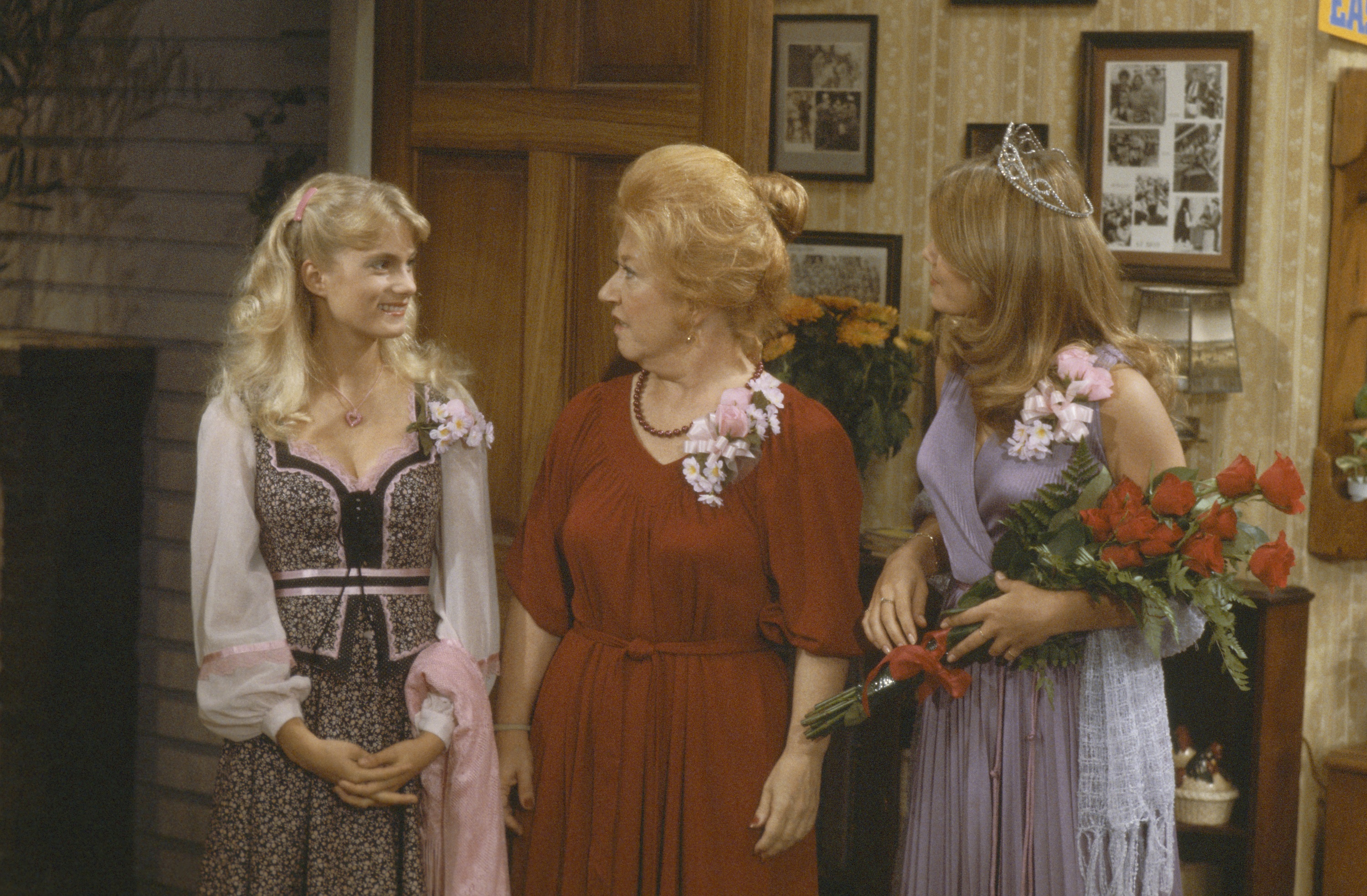 Anne Haddock, Charlotte Rae and Lisa Whelchel am Set von "The Facts of Life", 1979 | Quelle: Getty Images