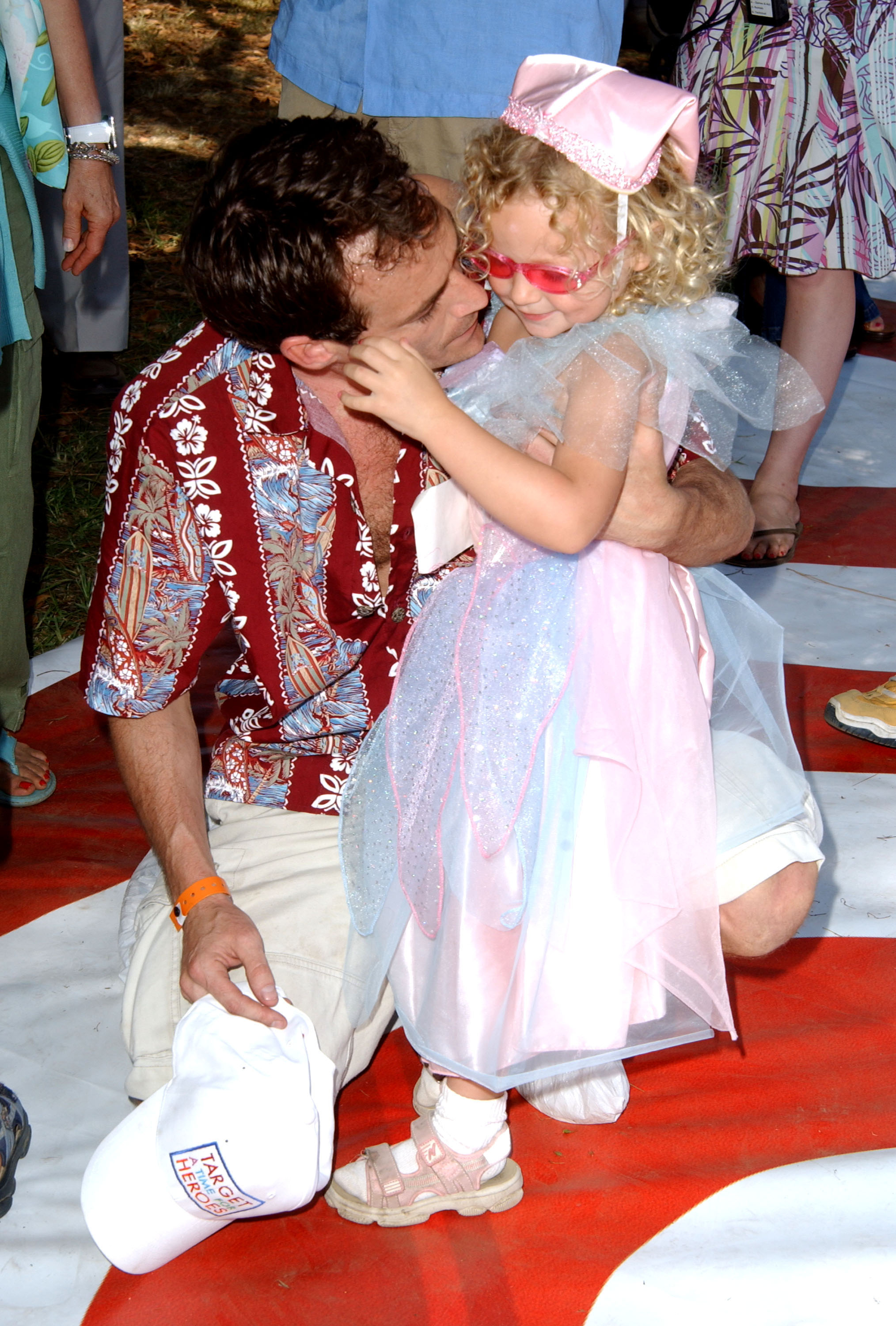 Luke Perry mit seiner Tochter Sophie, am 13. Juni 2004 | Quelle: Getty Images