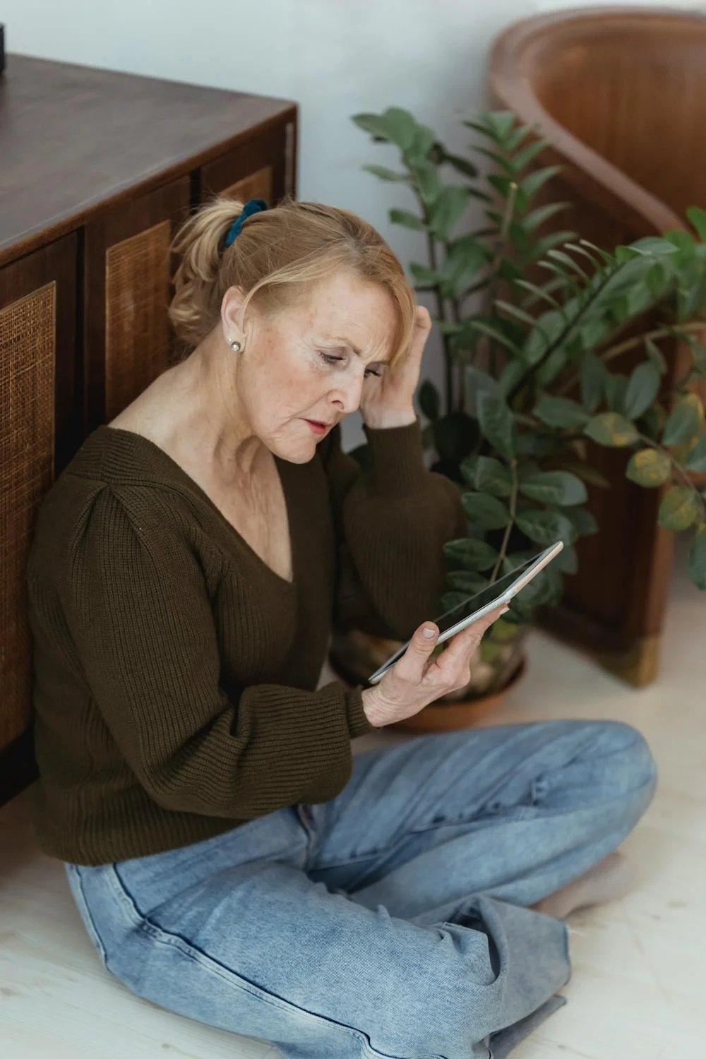 Eine Frau mittleren Alters schaut sich ein Foto an | Quelle: Pexels