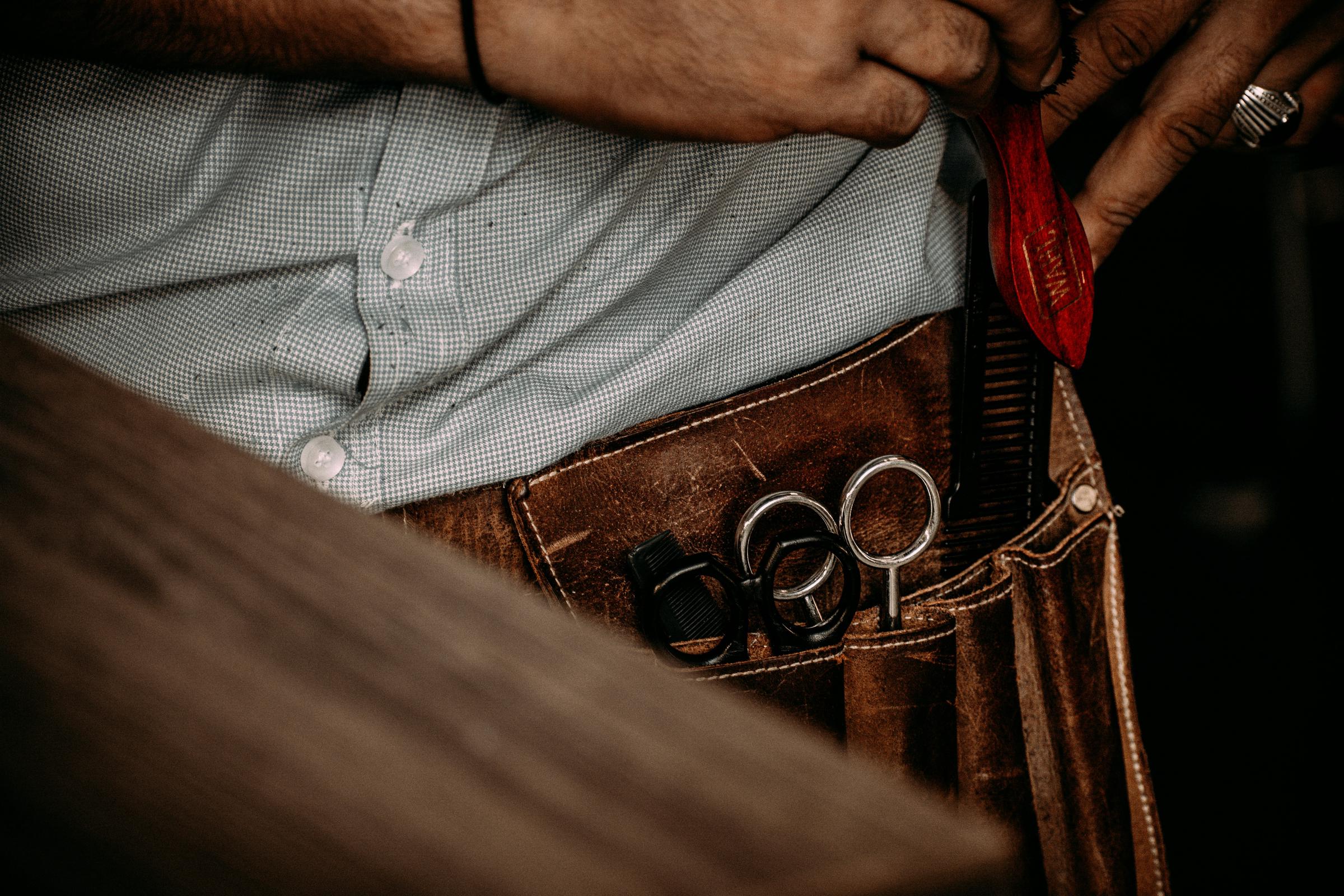 Ein Mann trägt einen Werkzeuggürtel | Quelle: Unsplash
