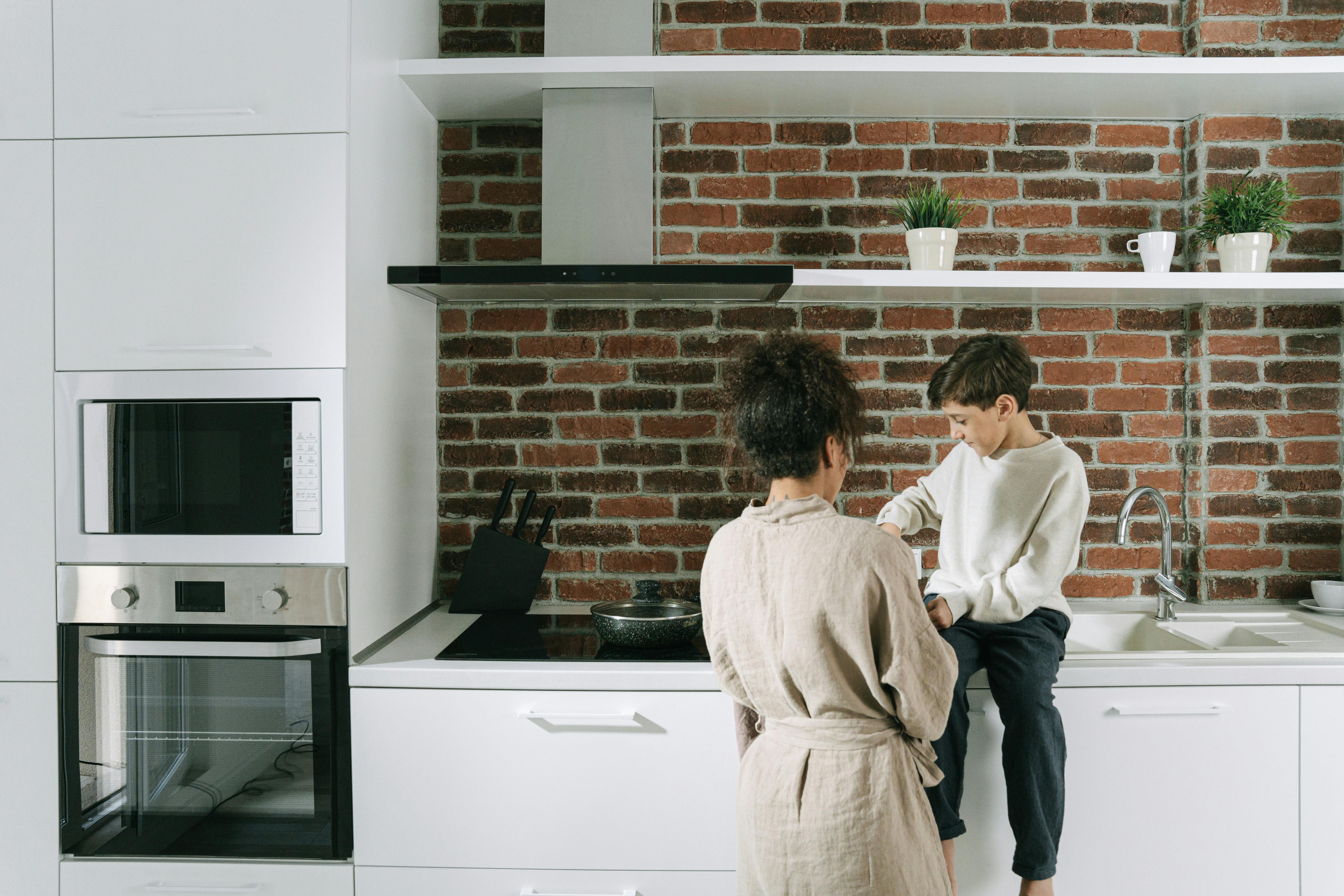 Eine Frau und ihr Sohn in der Küche | Quelle: Pexels