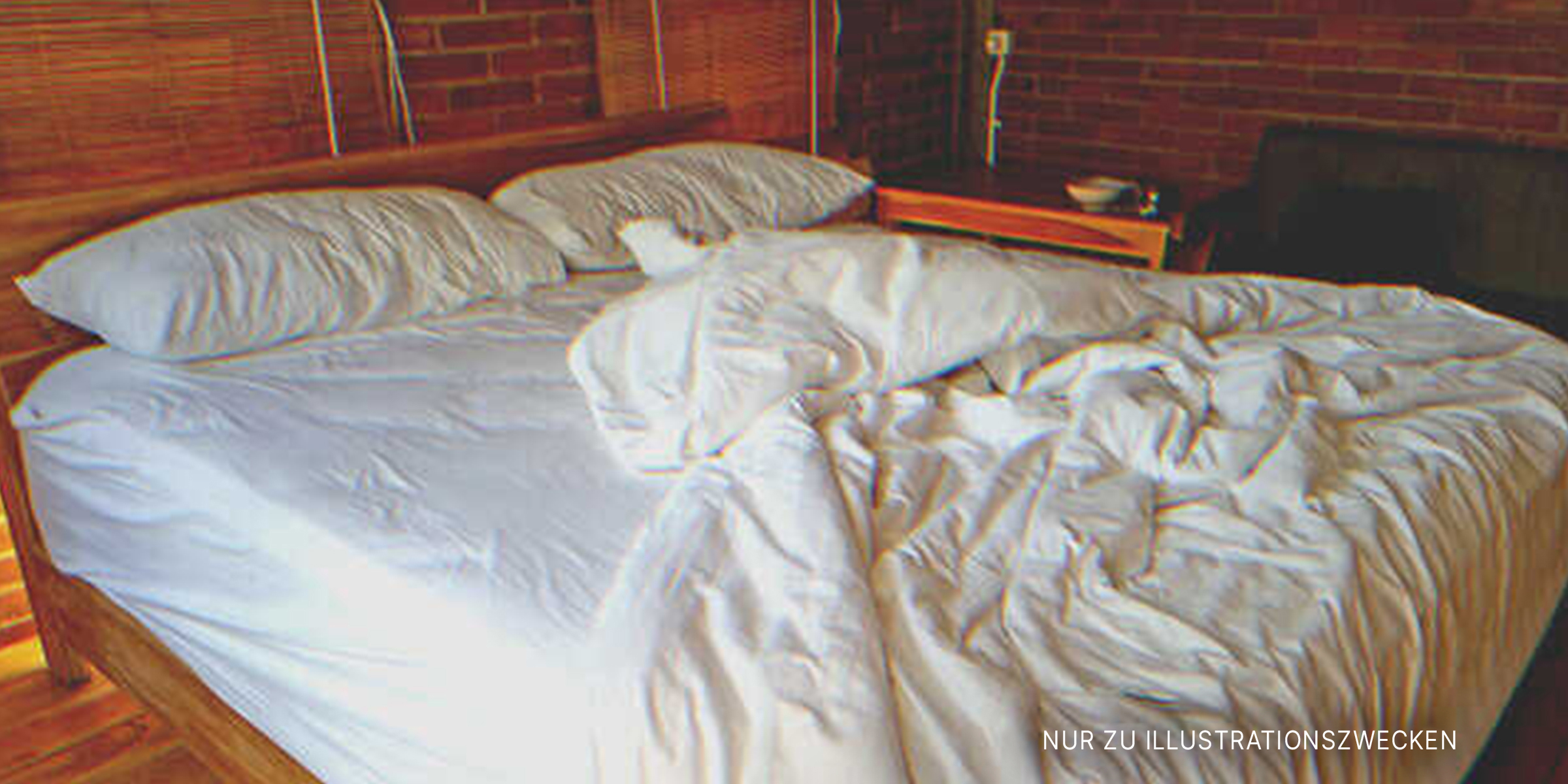 Leeres, ungemachtes Bett. | Quelle: Shutterstock