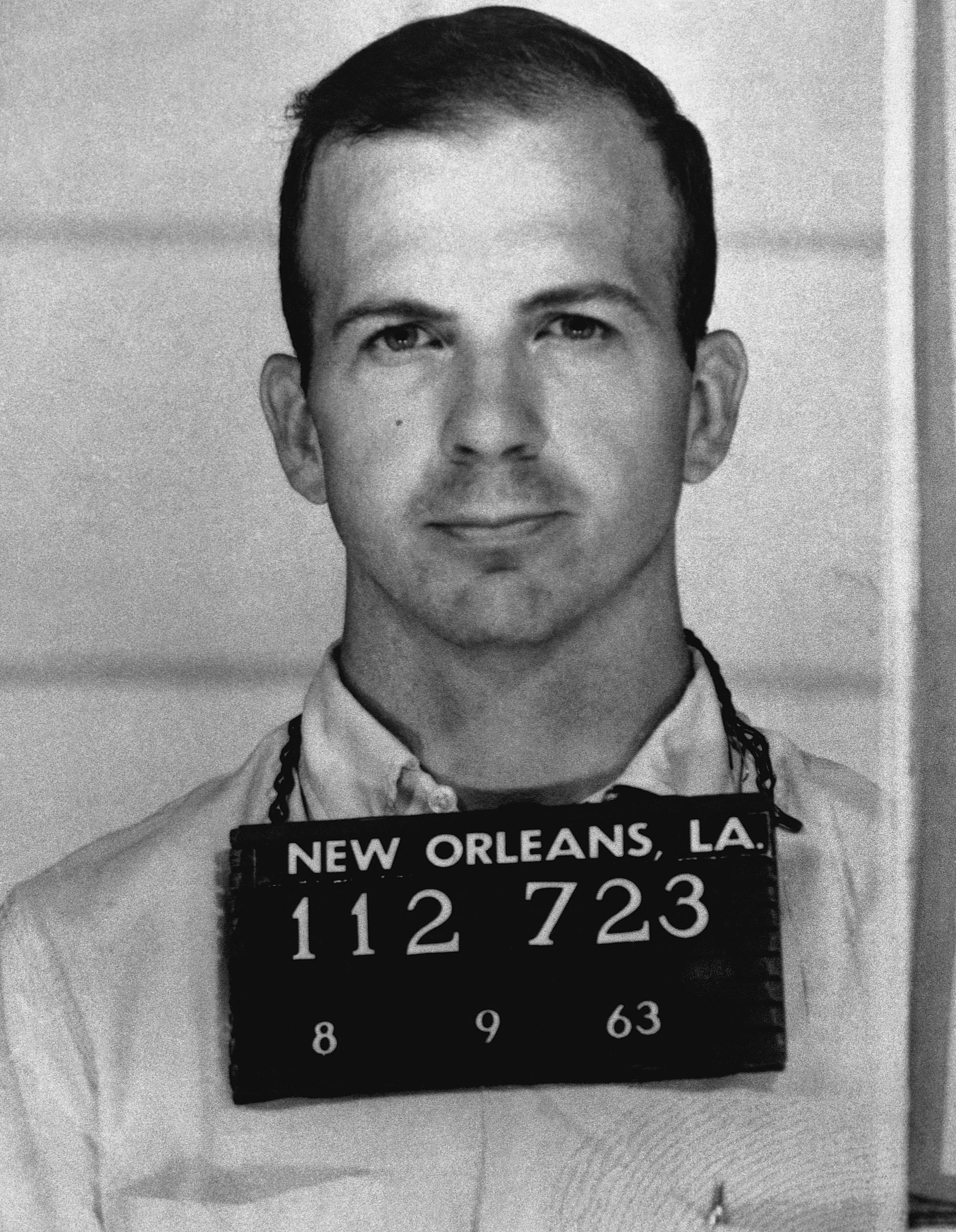 Ein Polizeifoto von Lee Harvey Oswald, nachdem er am 9. August 1963 aus Protest gegen die US-Politik in Kuba verhaftet wurde. | Quelle: Getty Images