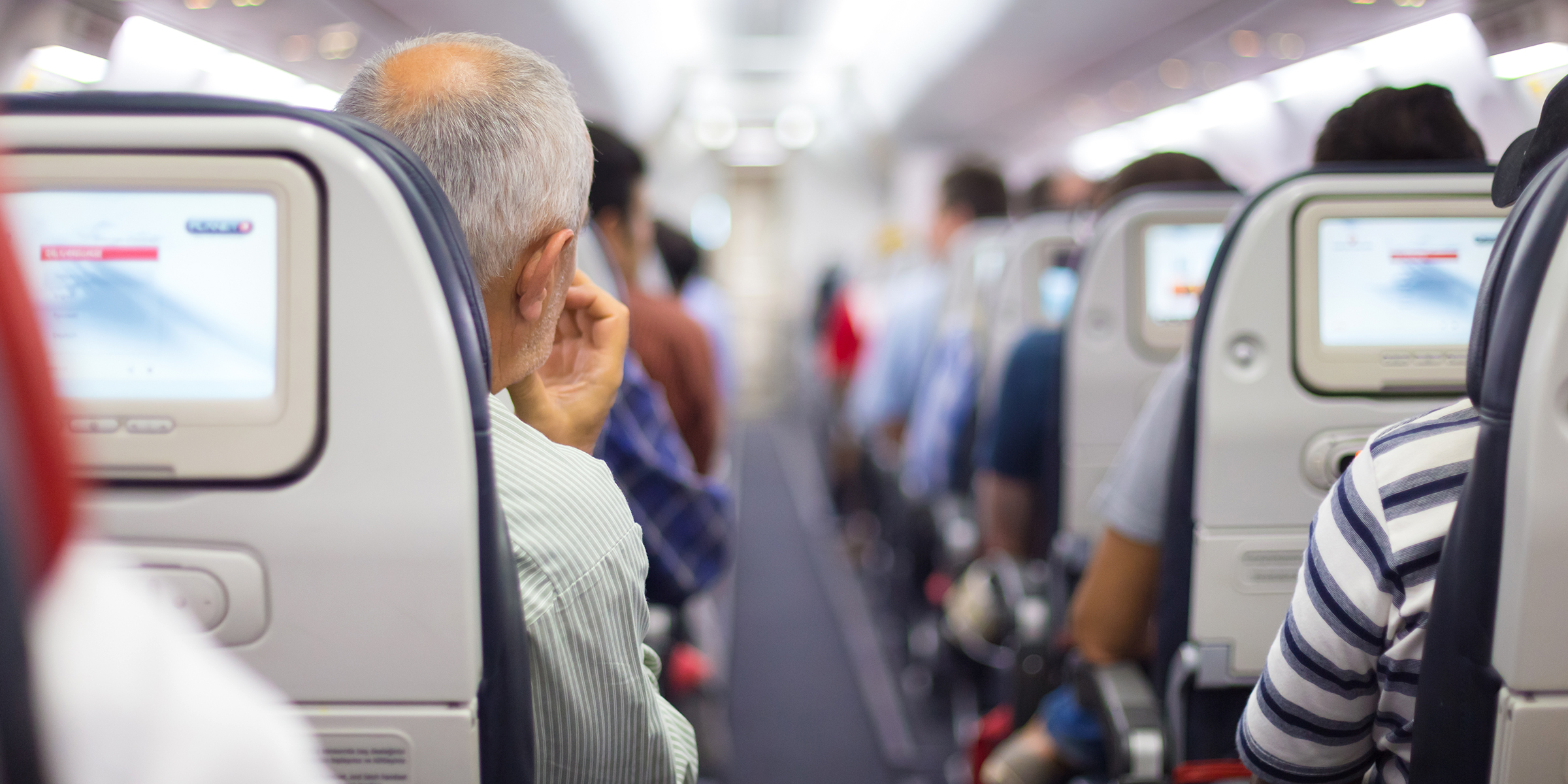 Passagiere sitzen in einem Flugzeug | Quelle: Shutterstock