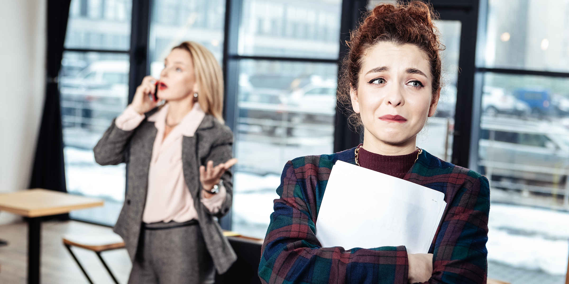 Ängstliche Frau vor ihrem Chef | Quelle: Shutterstock