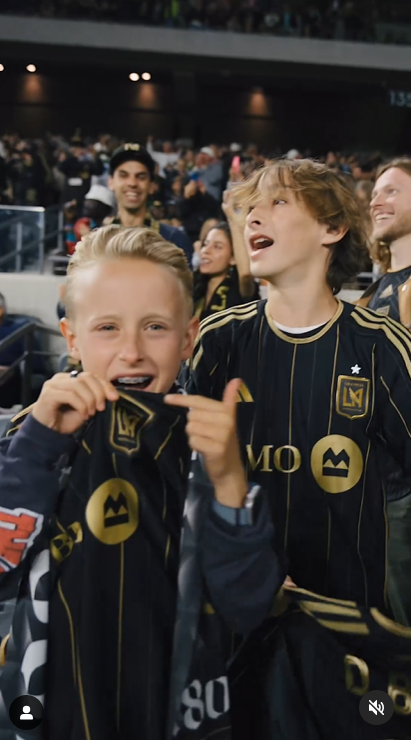 Owen Wilsons Söhne Finn und Ford, zu sehen in einem Video, das im April 2024 auf Instagram geteilt wurde | Quelle: Instagram/lafc