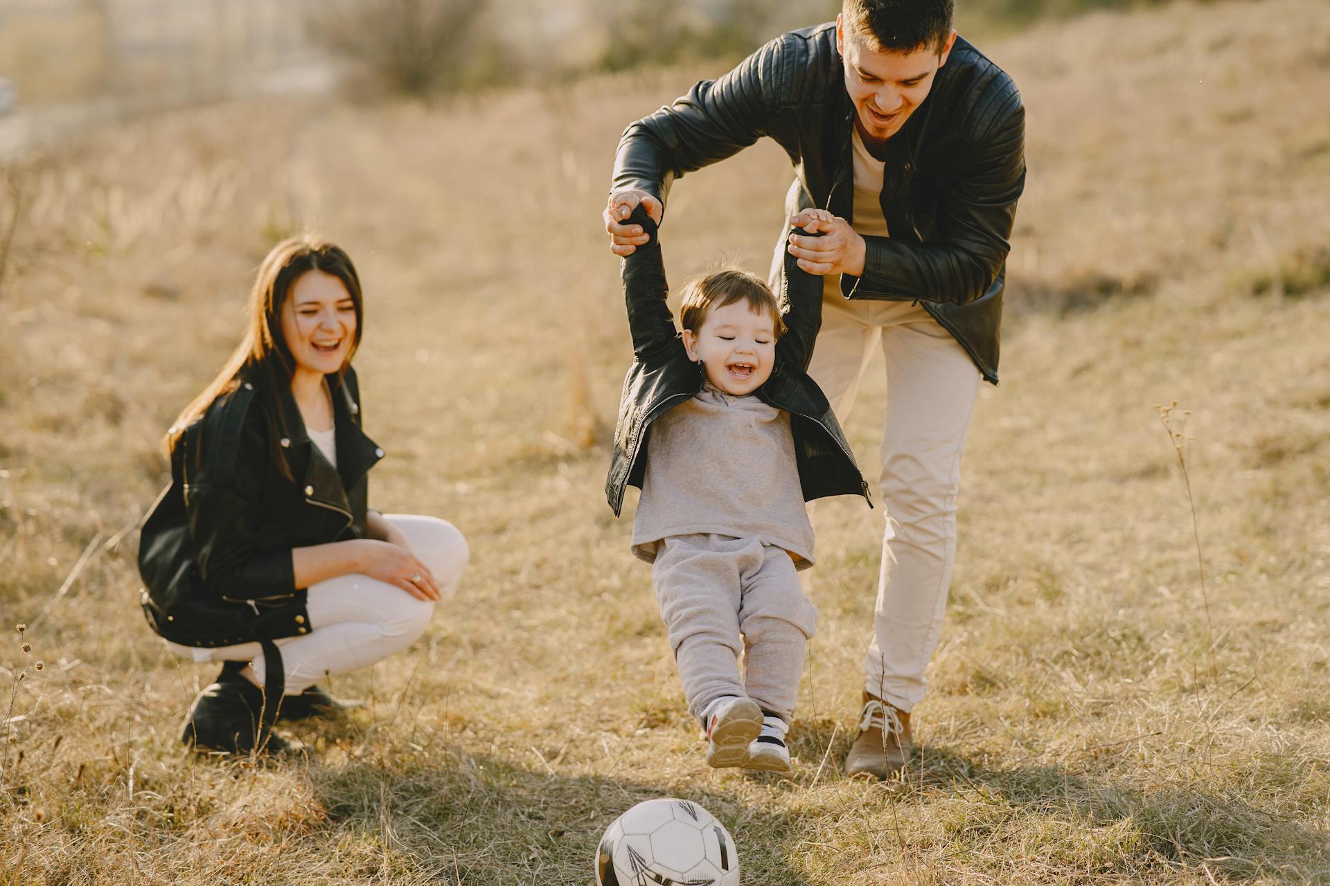 Eine kleine Familie, die gemeinsam Spaß hat | Quelle: Pexels