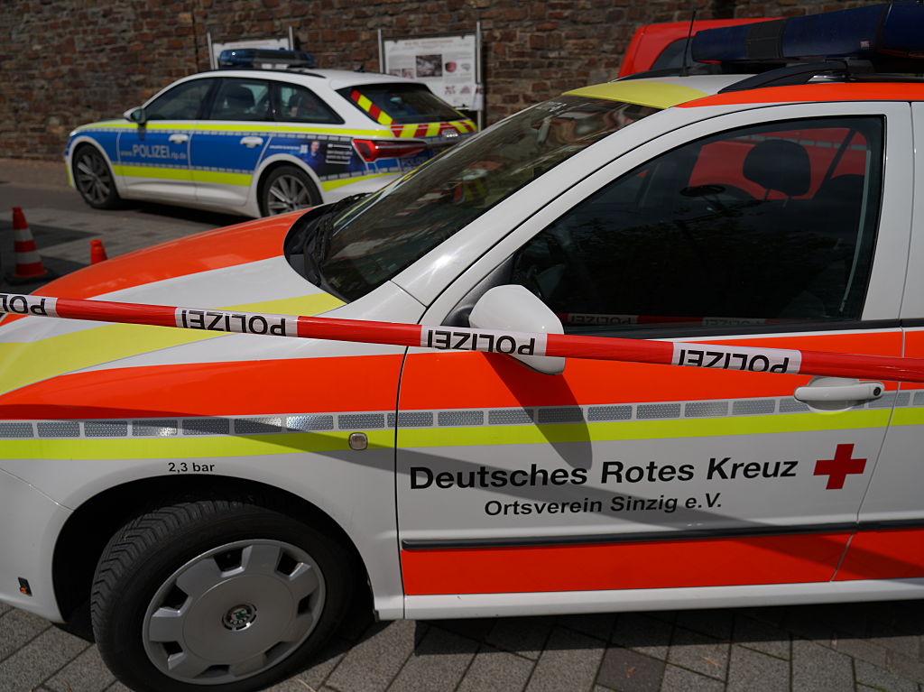 8. Mai 2026, Rheinland-Pfalz, Sinzig: Einsatzfahrzeuge der Polizei und des Deutschen Roten Kreuzes stehen am Ort einer Geiselnahme in einer Bankfiliale in Sinzig, Rheinland-Pfalz. | Quelle: Getty Images