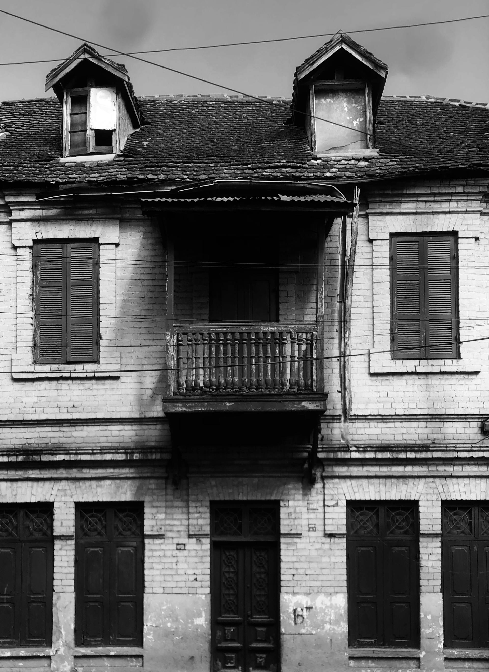 Ein heruntergekommenes zweistöckiges Haus | Quelle: Pexels