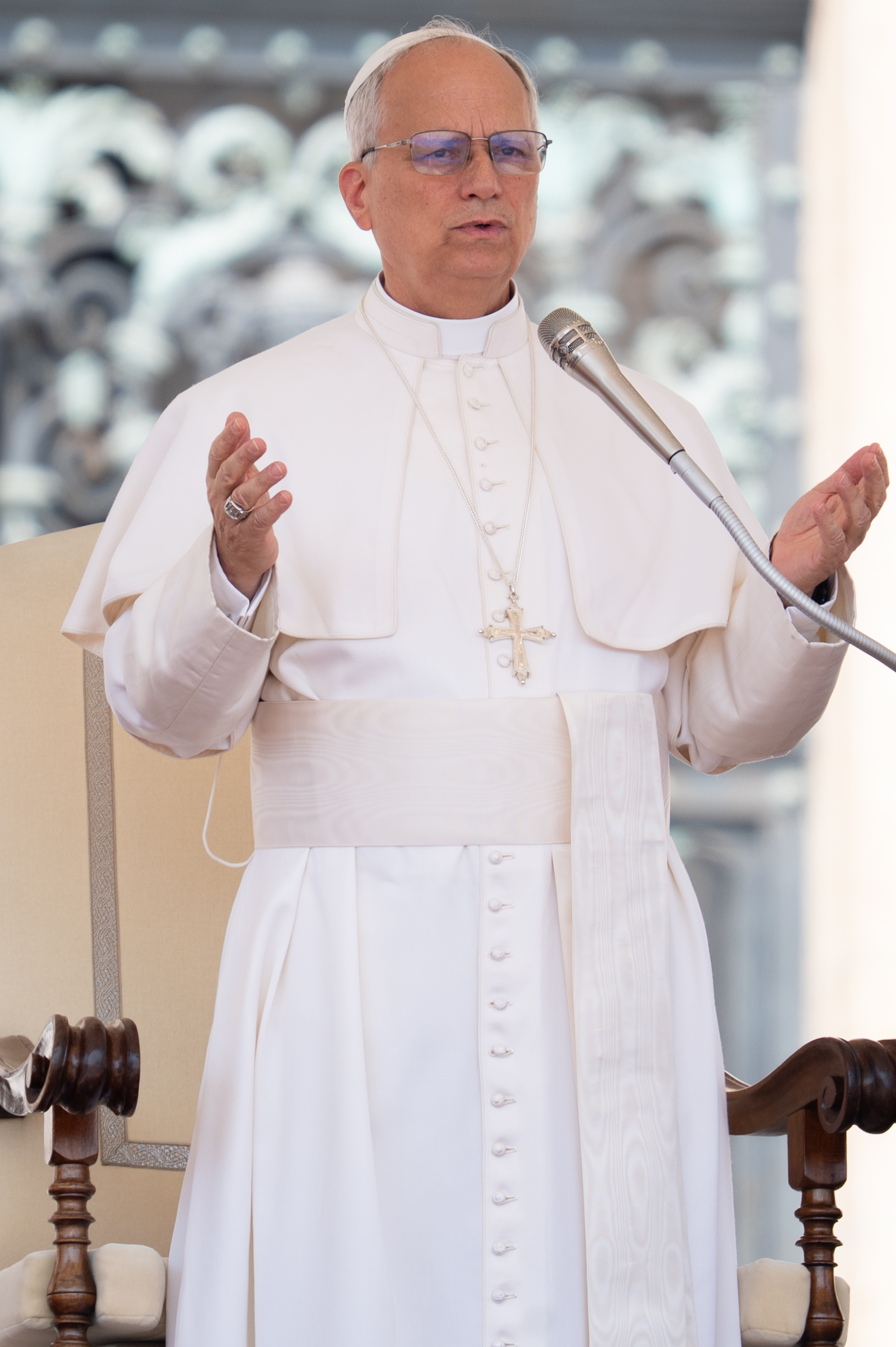Mit erhobenen Händen hält Papst Leo XIV. am 11. Juni 2025 auf dem Petersplatz in der Vatikanstadt seine Ansprache während der wöchentlichen Generalaudienz | Quelle: Getty Images