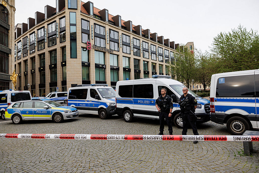 Die Polizei sperrt das Gebiet ab, nachdem am 4. Mai 2026 in der Innenstadt von Leipzig in Ostdeutschland ein Auto in eine Menschenmenge gerast ist, wobei mindestens zwei Menschen ums Leben kamen und mehrere verletzt wurden. | Quelle: Getty Images