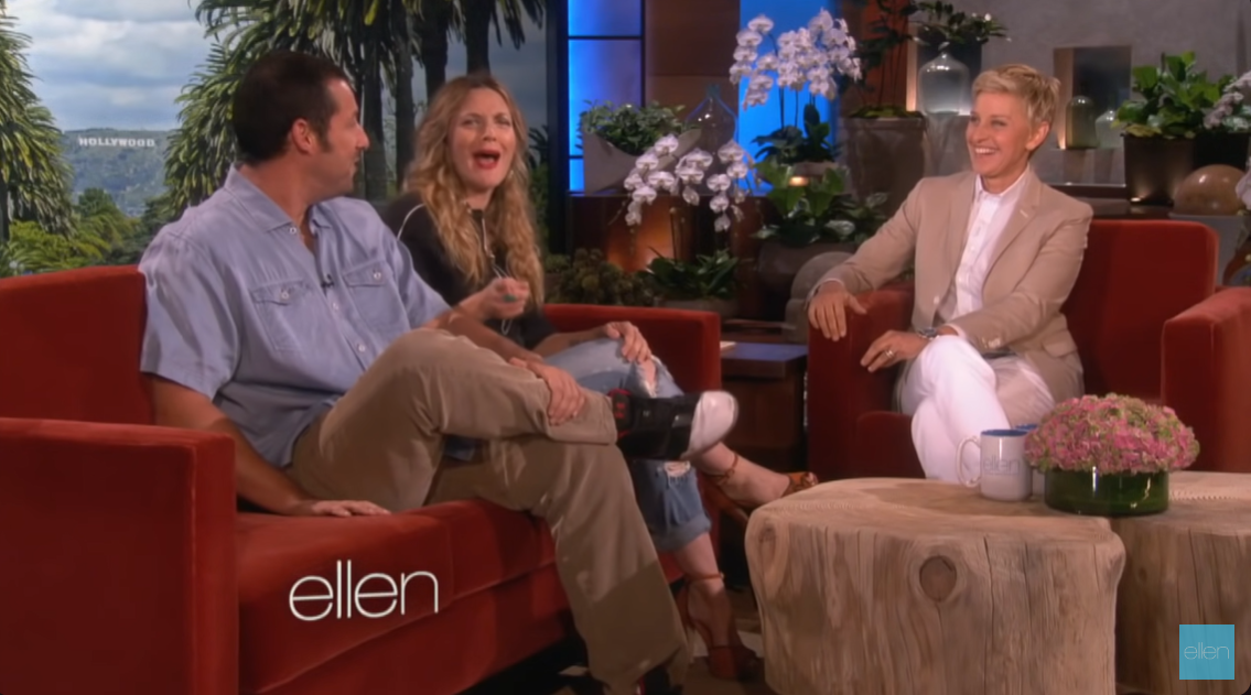 Drew Barrymore sagt, dass Jackie Sandler Adam "beschimpfen" würde, wenn er vor der Kamera nicht romantisch genug wäre, in einem Interview in der "The Ellen Show", das am 14. Mai 2014 gesendet wurde | Quelle: YouTube/TheEllenShow