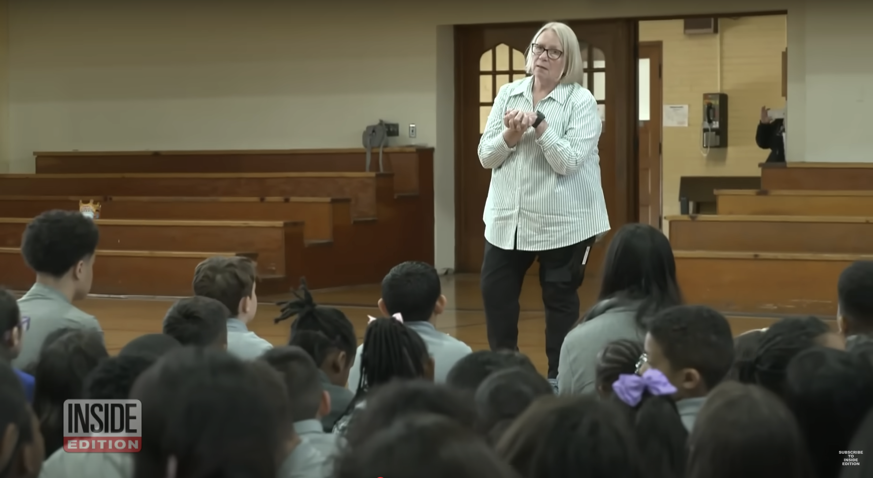 Die ehemalige Klassenkameradin von Papst Leo XIV., Nicole Niece, spricht in einem Video vom 10. Mai 2025 zu jungen Schülerinnen und Schülern | Quelle: YouTube/InsideEdition