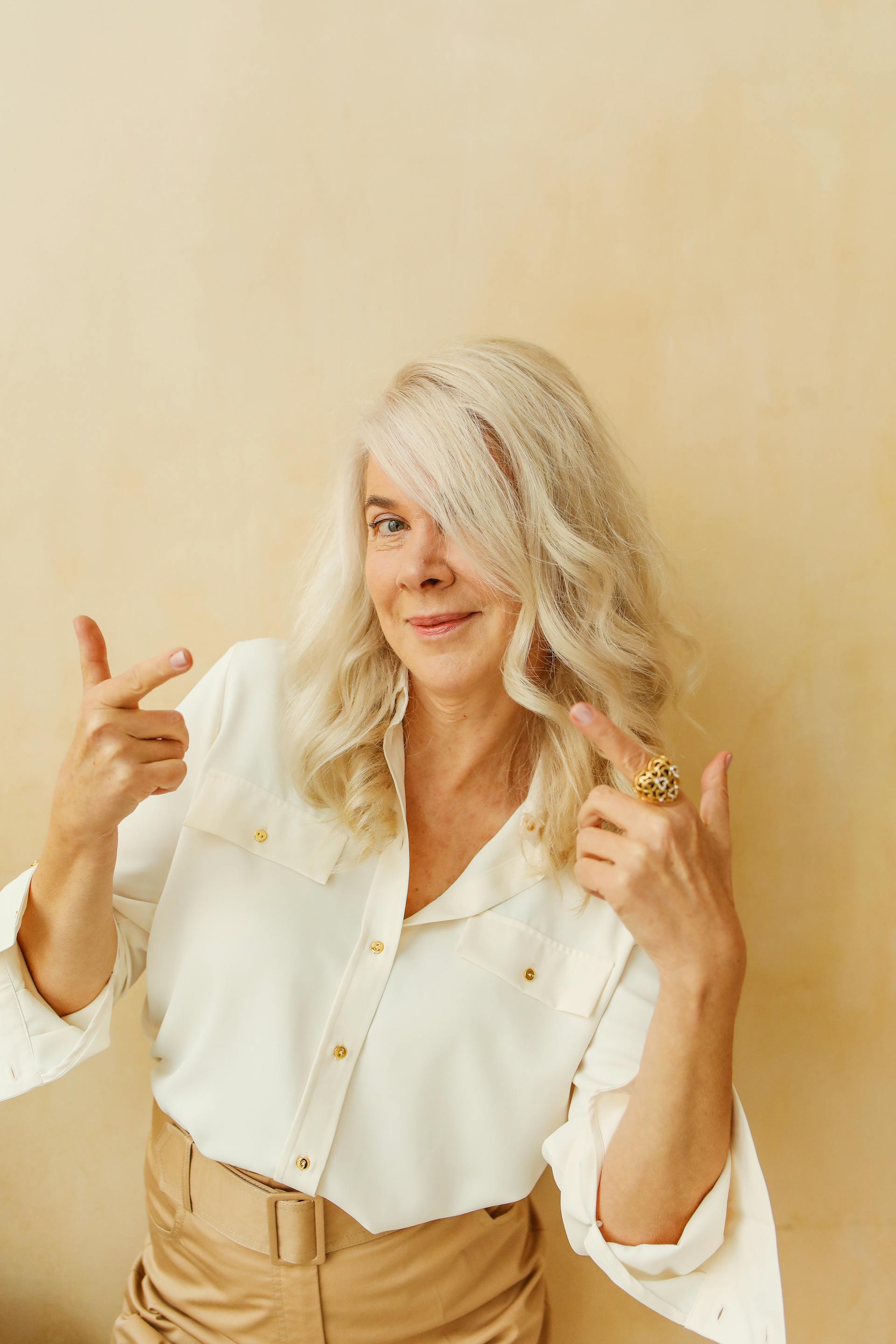 Eine Frau lächelt voller Stolz | Quelle: Pexels