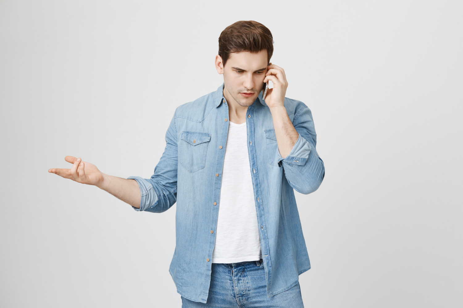 Ein junger Mann spricht am Telefon | Quelle: Freepik