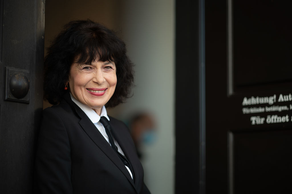 Die Autorin Monika Helfer vor einer Lesung der Autoren, die auf der Shortlist für den Deutschen Buchpreis 2021 stehen, im Literaturhaus Frankfurt. | Quelle: Getty Images