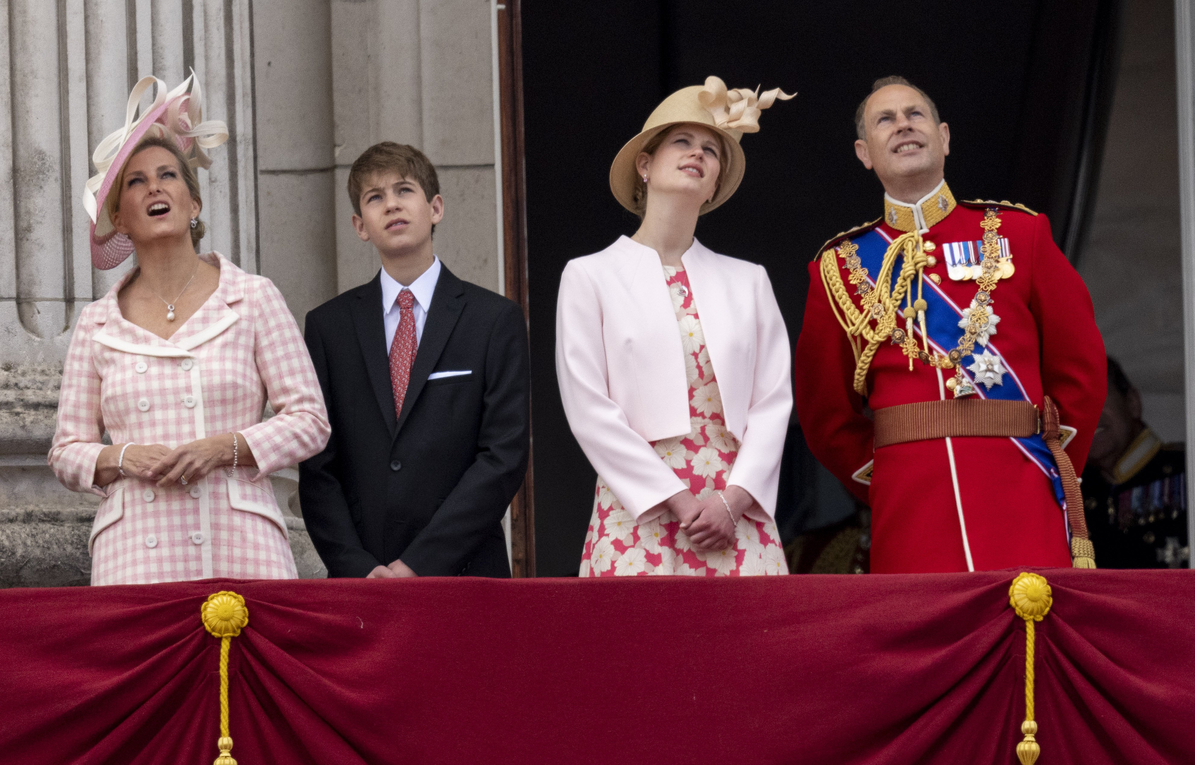 Sophie, Gräfin von Wessex und Prinz Edward, Graf von Wessex mit James Viscount Severn und Lady Louise Windsor während Trooping the Colour am 2. Juni 2022 in London, England | Quelle: Getty Images