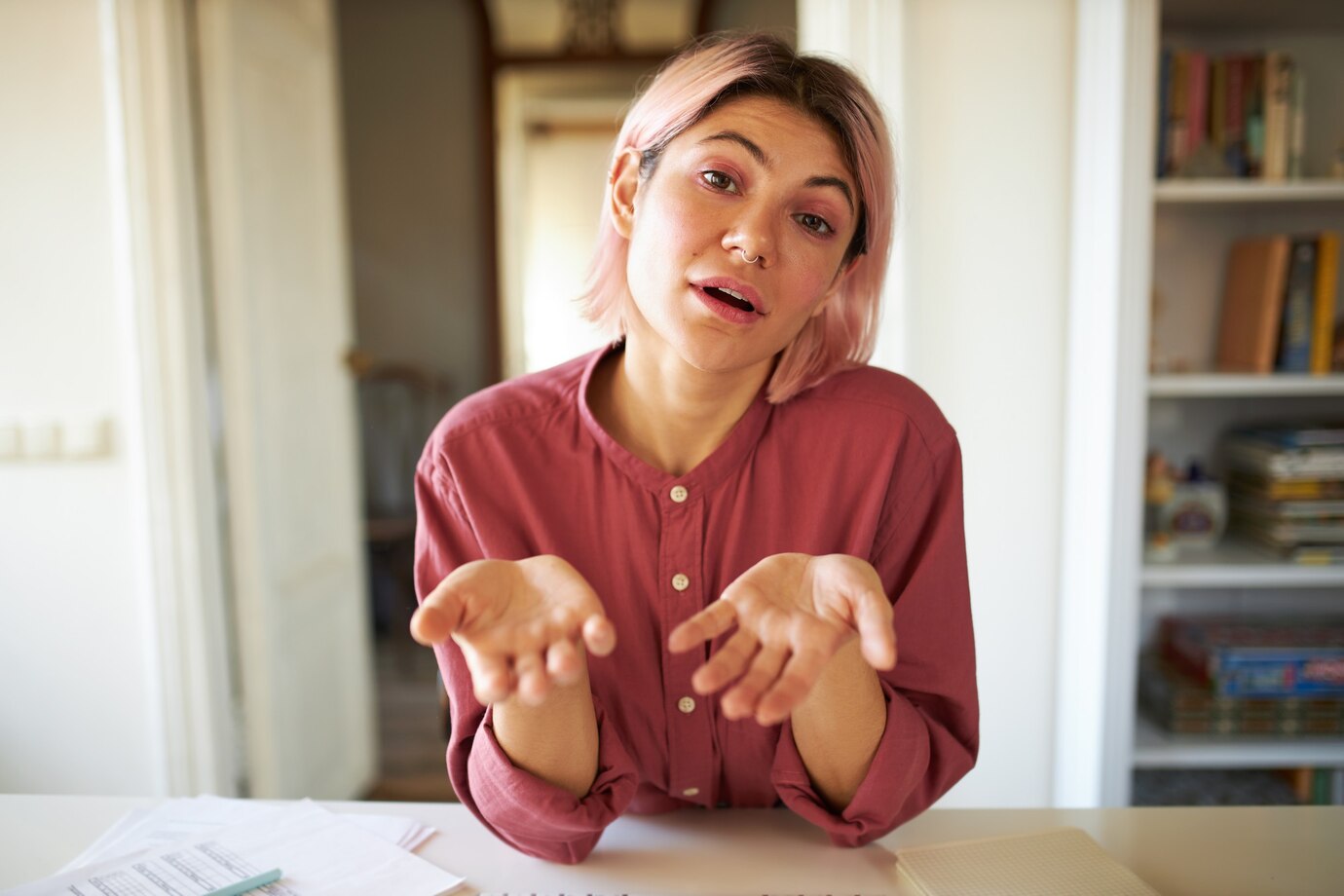 Eine ernste Frau im Gespräch | Quelle: Freepik