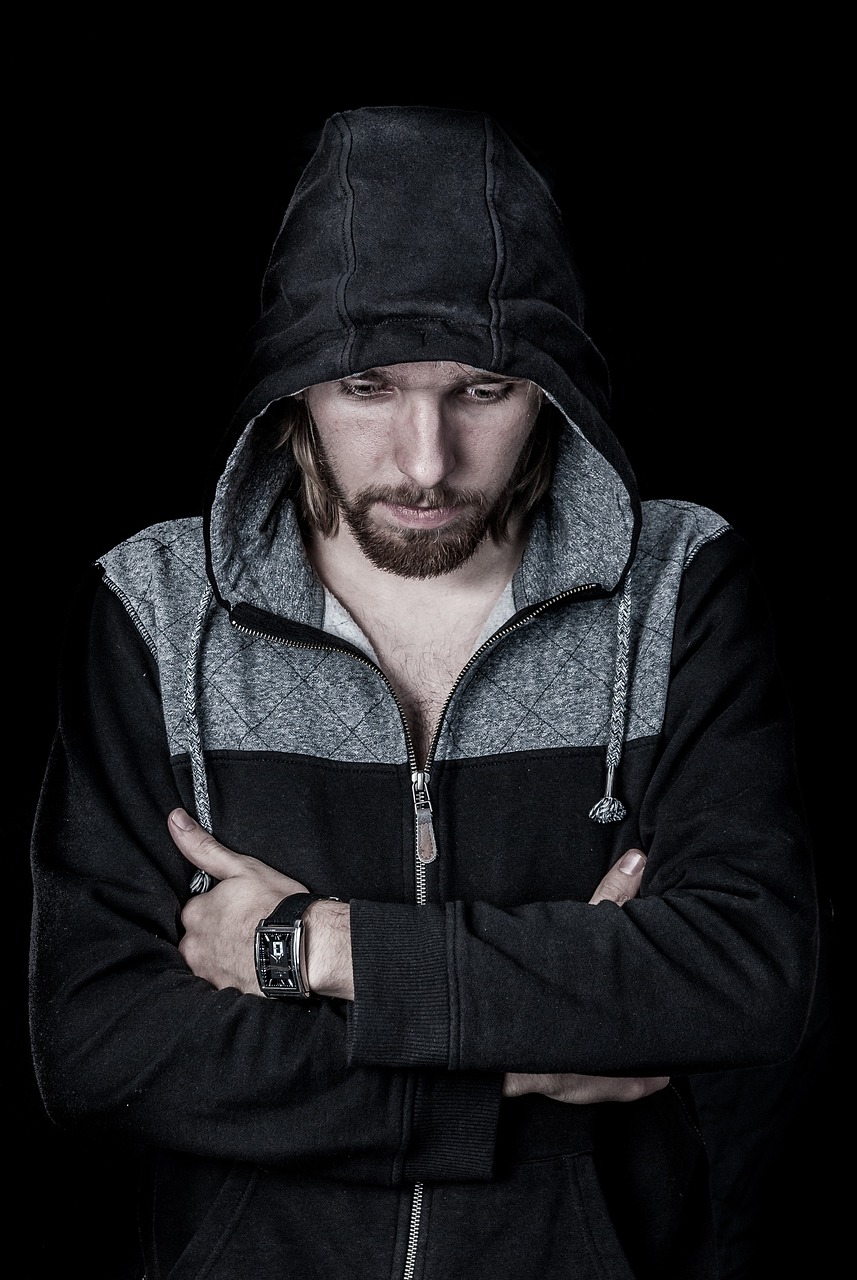 Ein trauriger Mann in einem Hoodie | Quelle: Pixabay