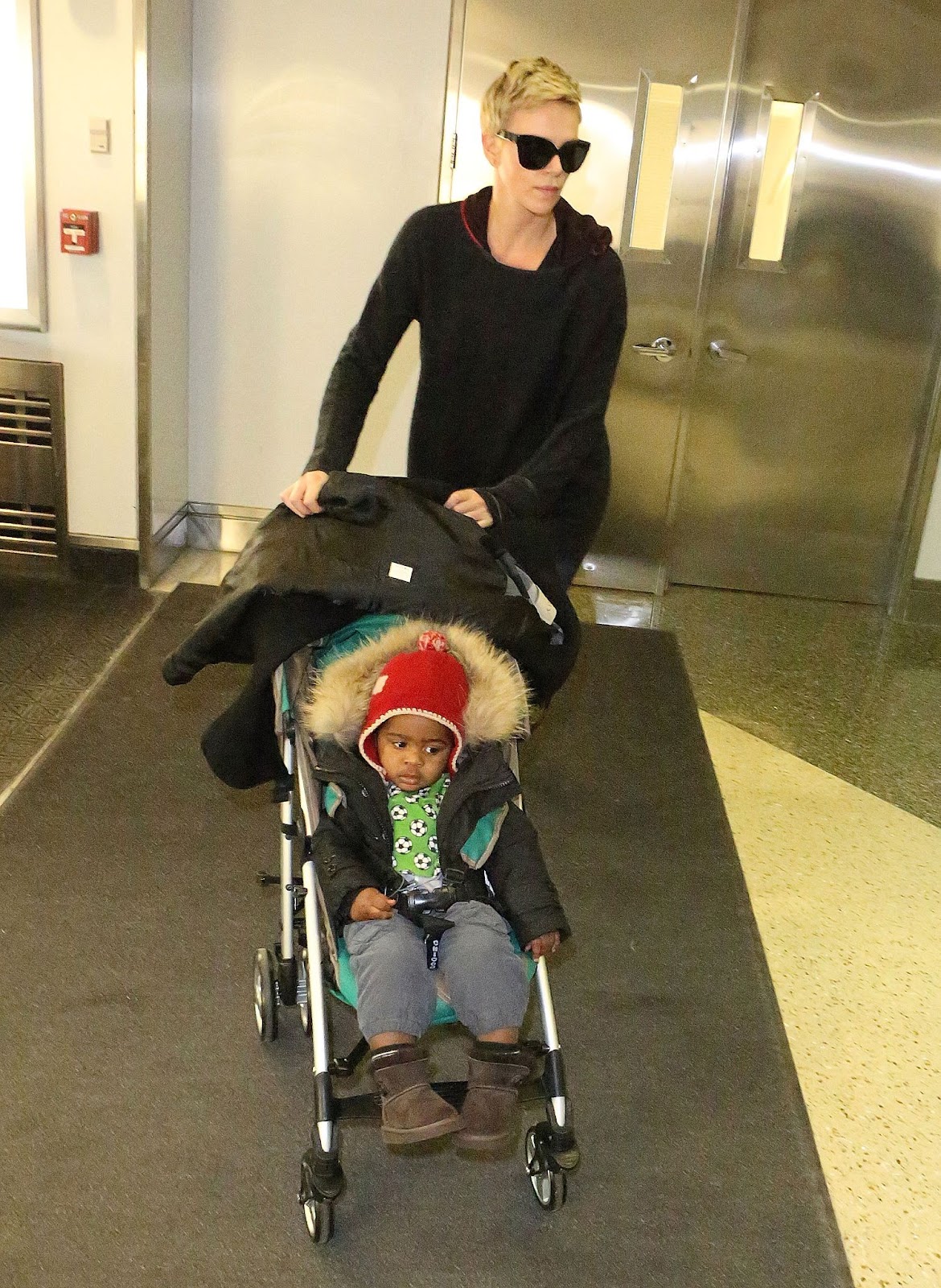 Charlize Theron und ihre Tochter Jackson Theron werden am 16. März 2013 am Logan International Airport in Boston, Massachusetts, gesichtet. | Quelle: Getty Images