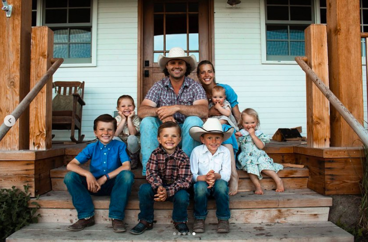 Daniel und Hannah Neeleman posieren für ein Foto mit ihren Kindern, gepostet am 14. Juni 2021 | Quelle: Instagram/ballerinafarm